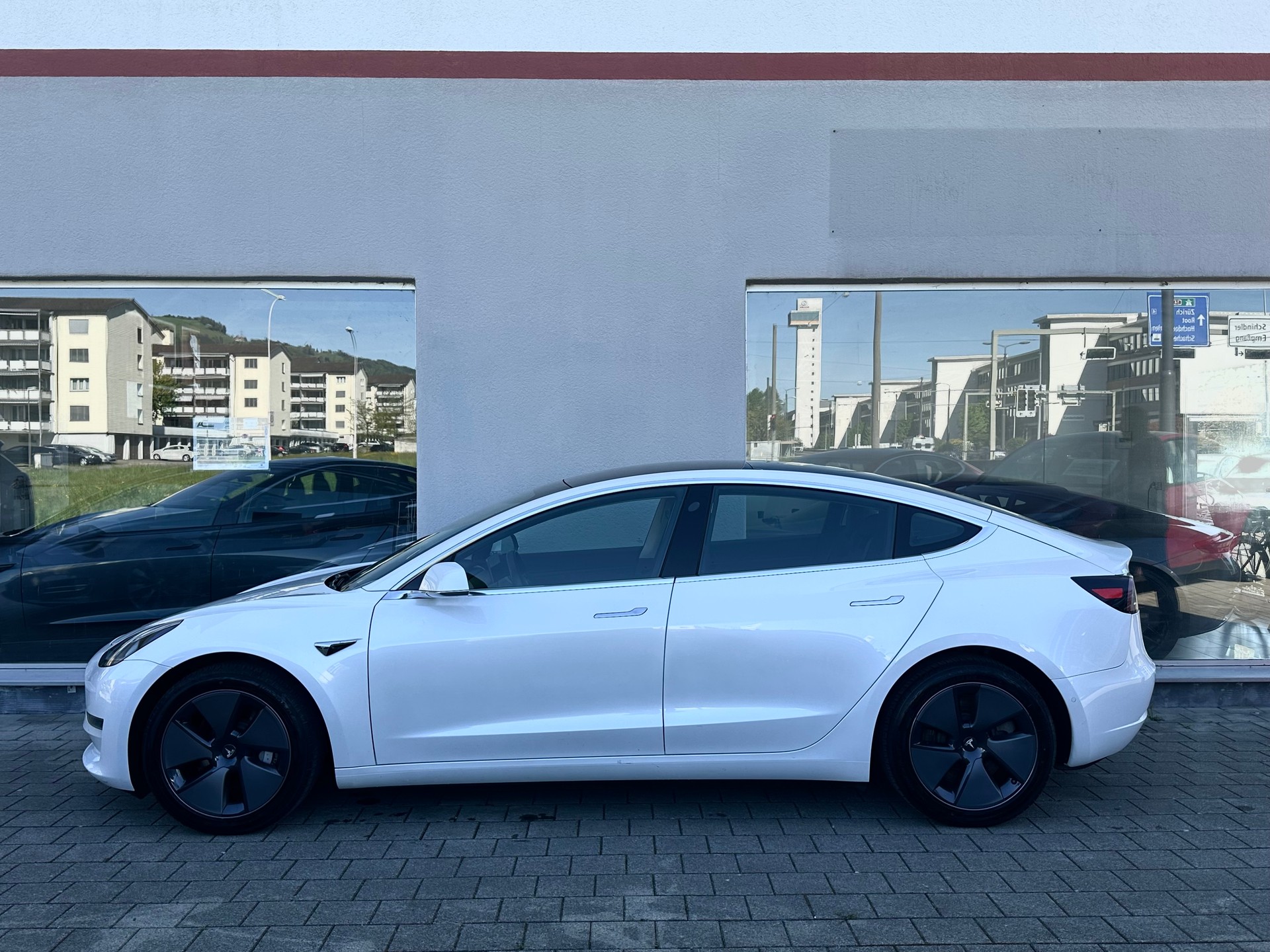TESLA Model 3 Long Range Dual Motor AWD-showroom-element-1