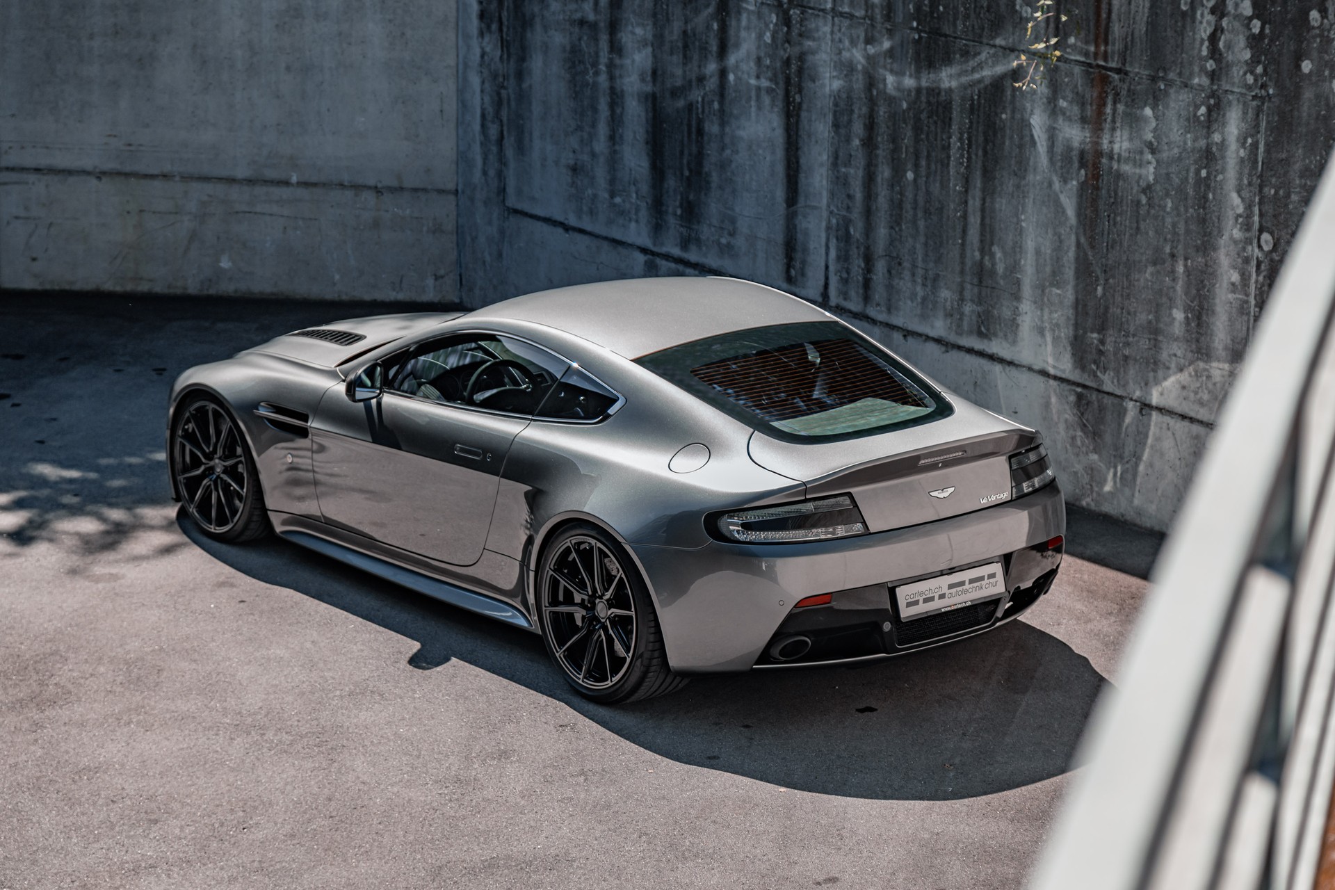 ASTON MARTIN V12 Vantage 5.9-image-22