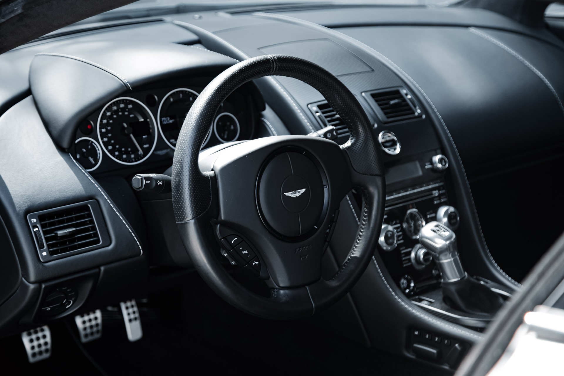 ASTON MARTIN V12 Vantage 5.9-image-13
