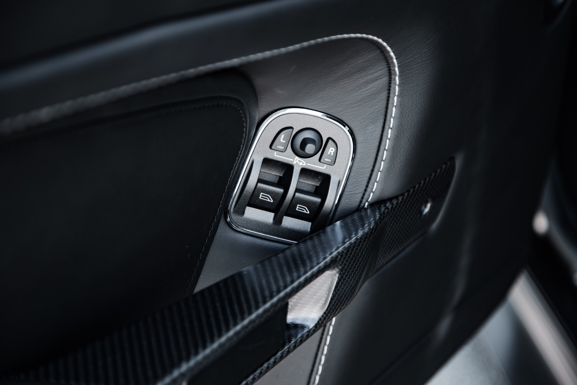 ASTON MARTIN V12 Vantage 5.9-image-16