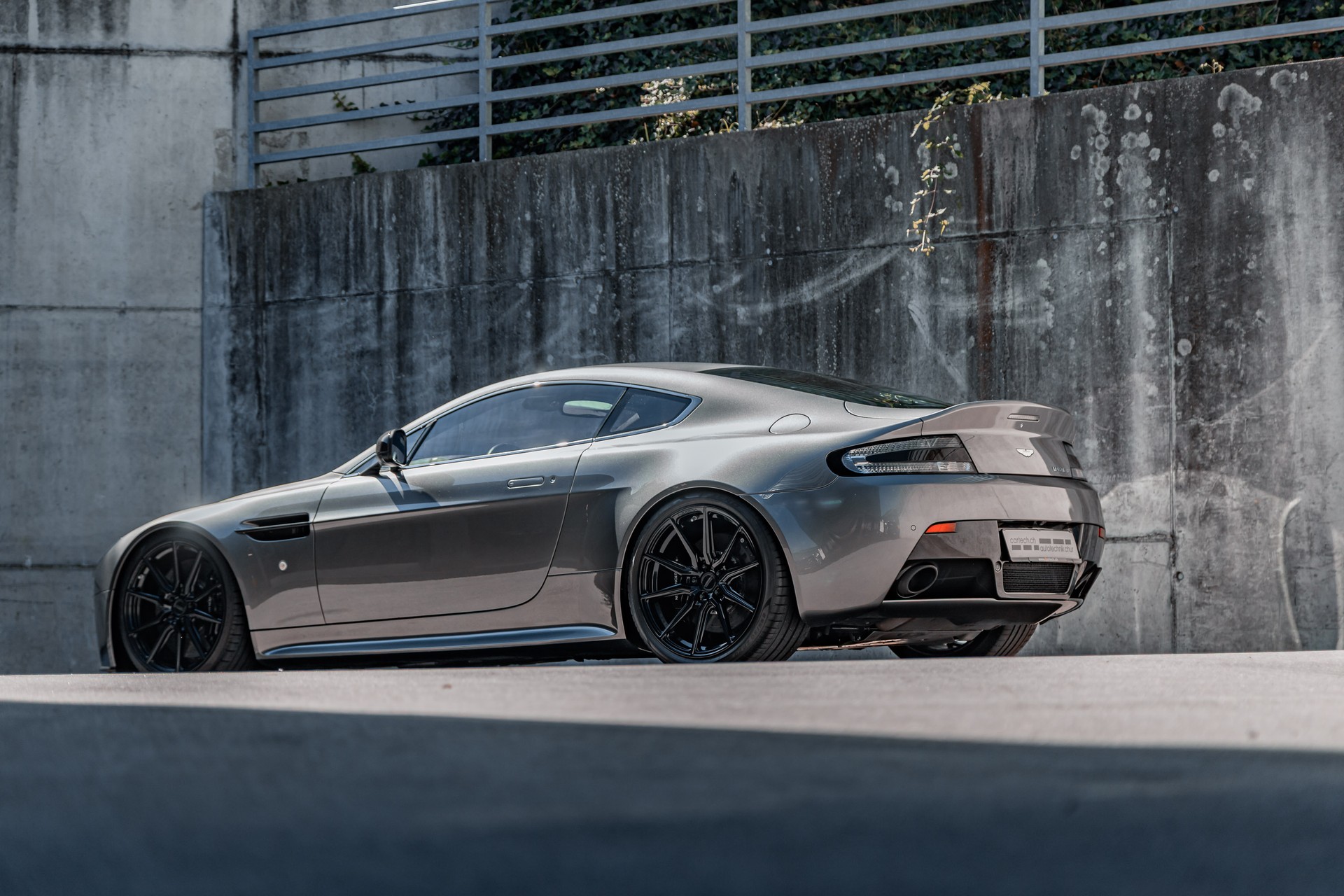 ASTON MARTIN V12 Vantage 5.9-image-4