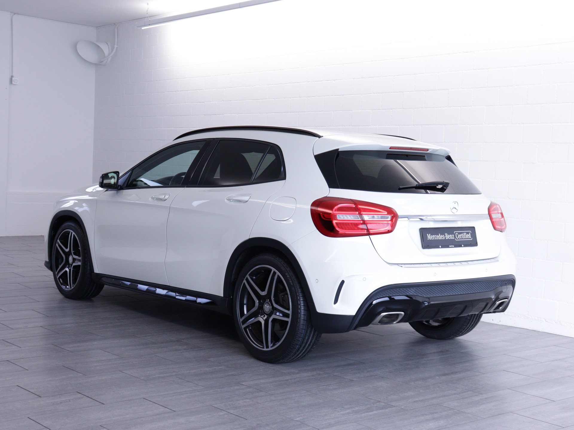 MERCEDES-BENZ GLA 250 AMG Line 4m-showroom-element-3