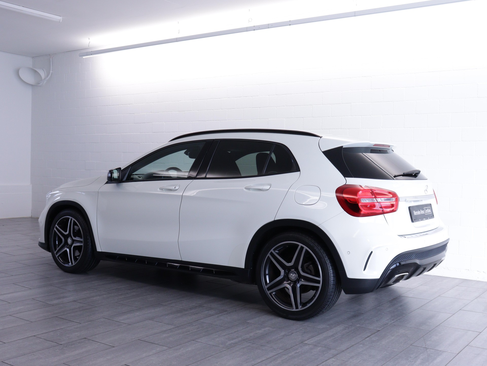 MERCEDES-BENZ GLA 250 AMG Line 4m-showroom-element-2