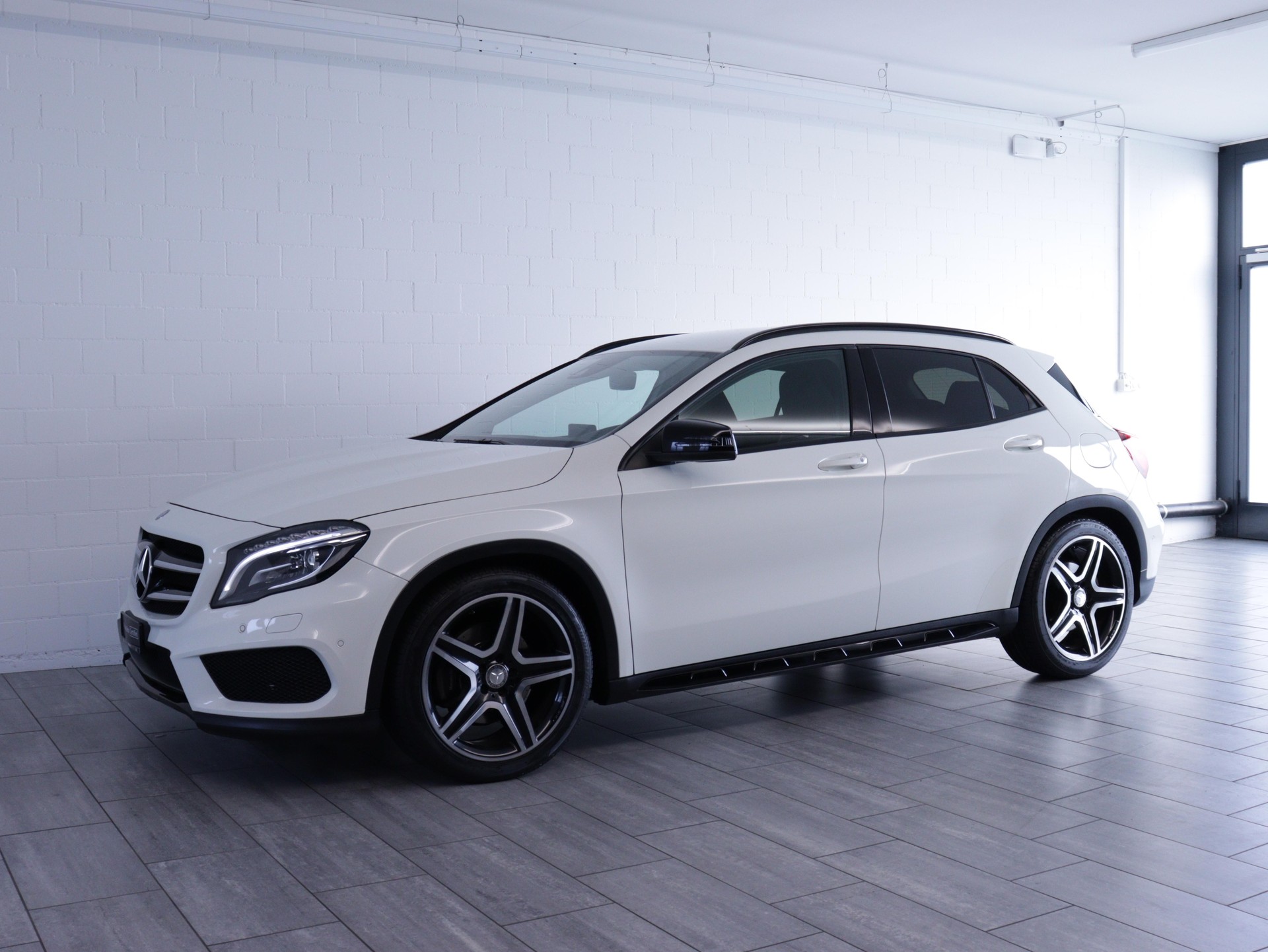 MERCEDES-BENZ GLA 250 AMG Line 4m-showroom-element-1