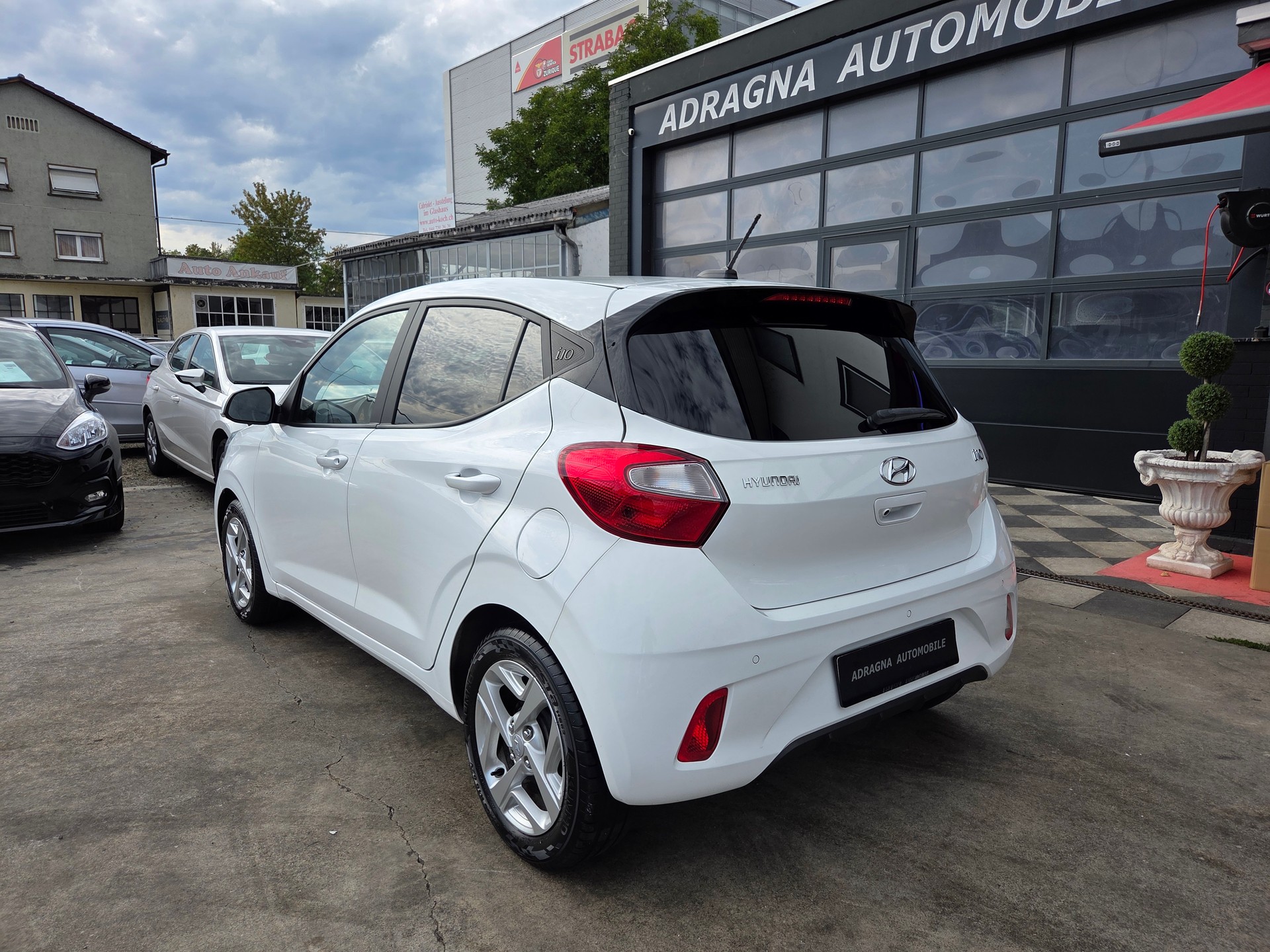 HYUNDAI i10 1.2 Amplia Automat-showroom-element-3