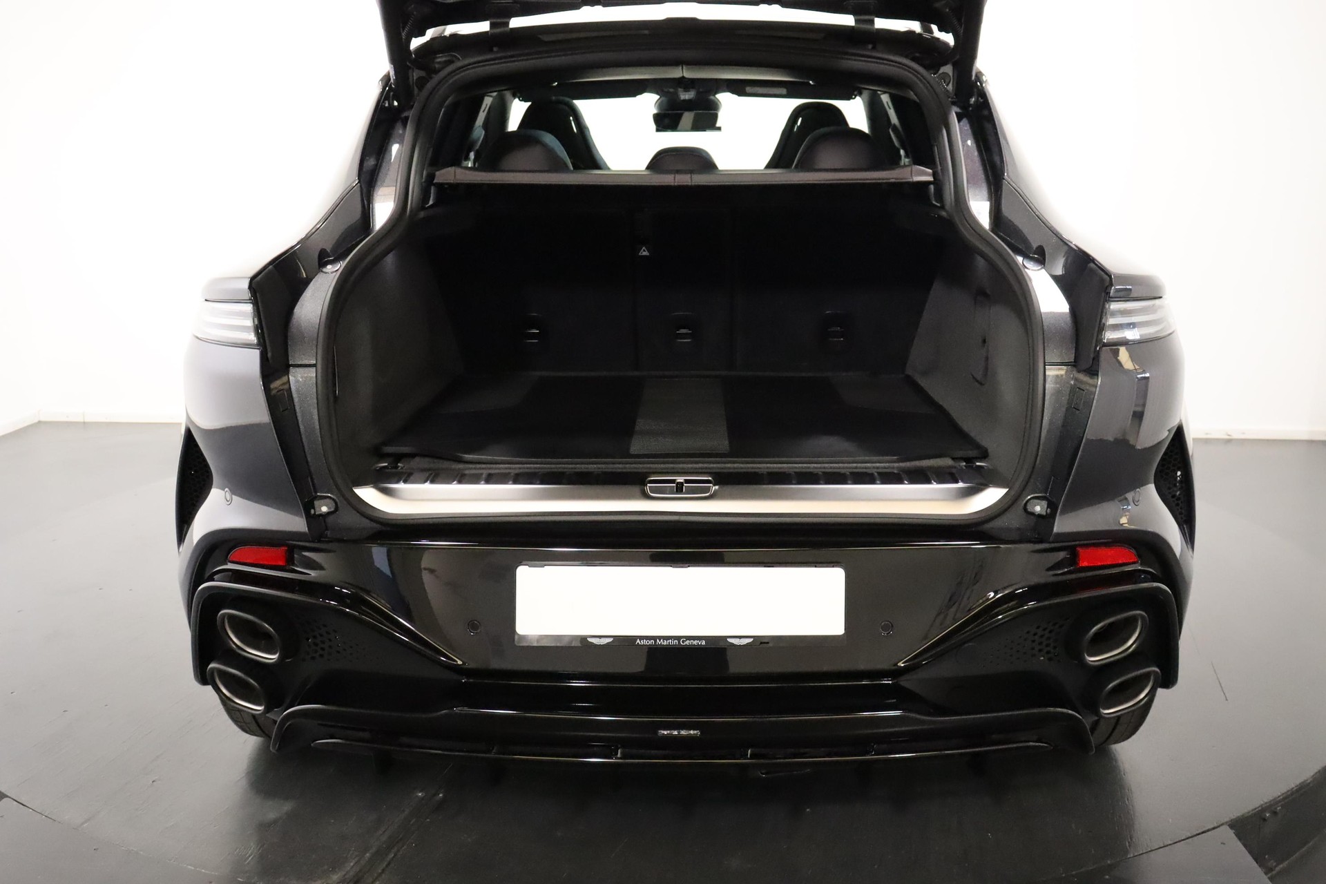 ASTON MARTIN DBX S 4.0 V8 Bi-Turbo-image-4