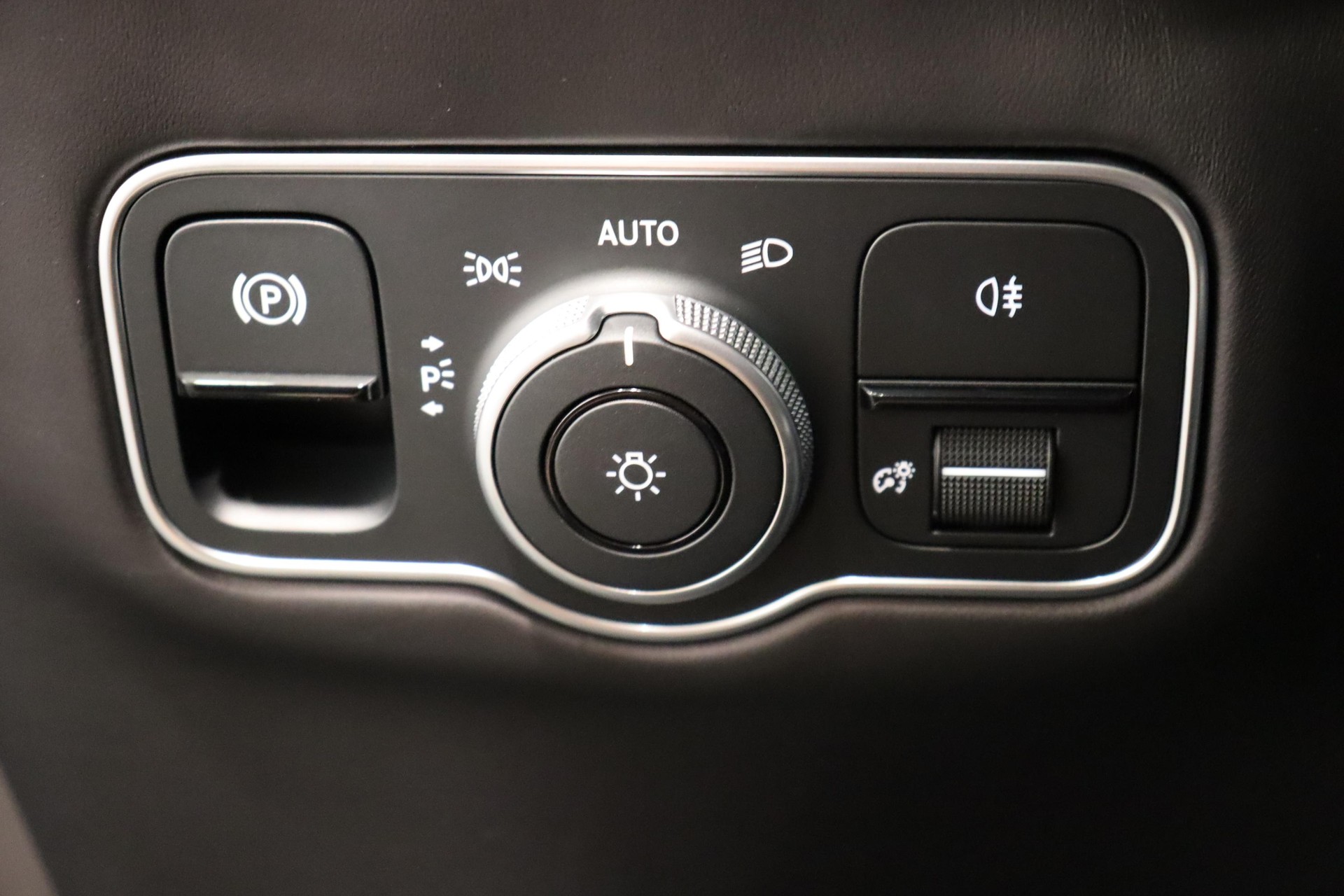 ASTON MARTIN DBX S 4.0 V8 Bi-Turbo-image-19