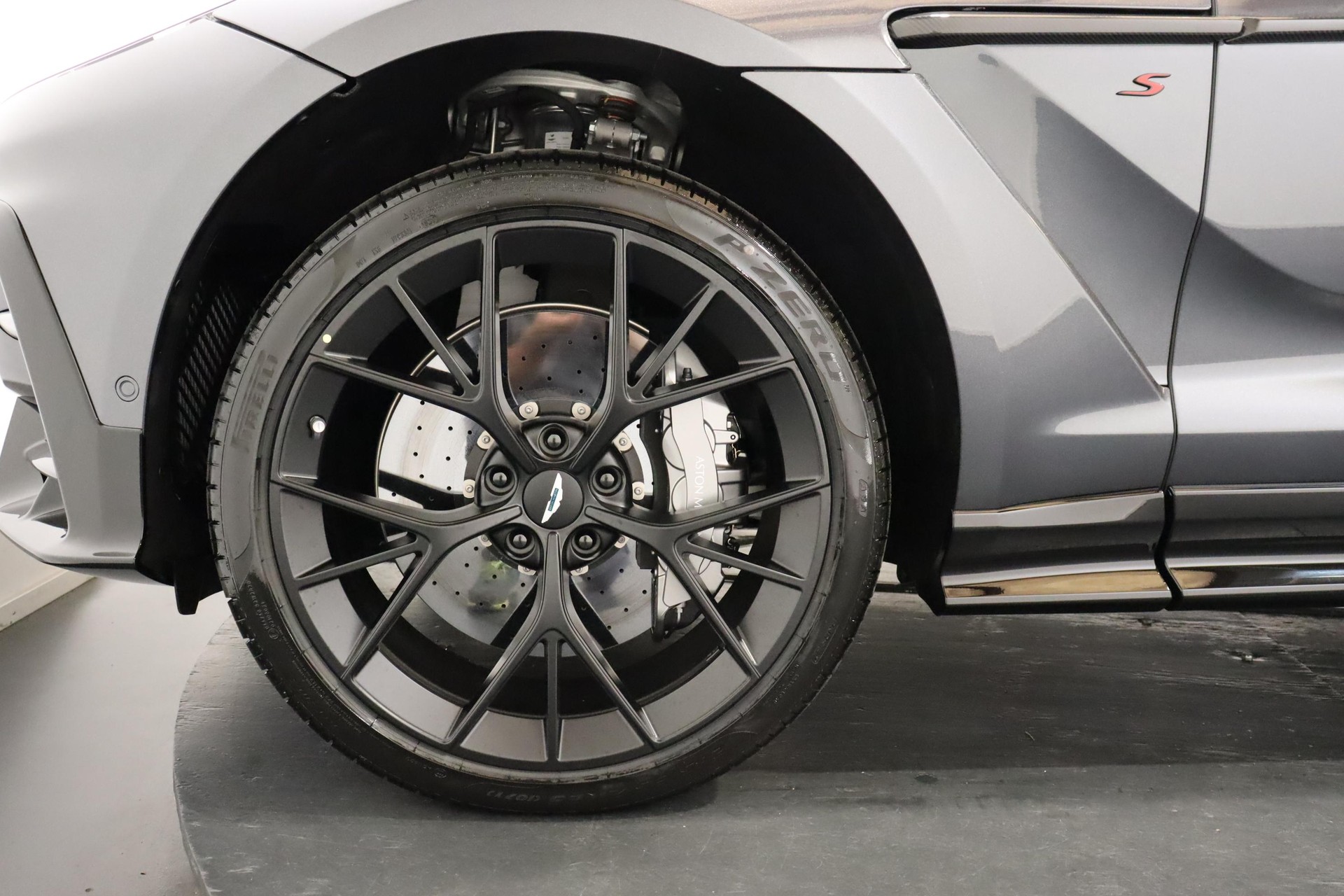 ASTON MARTIN DBX S 4.0 V8 Bi-Turbo-image-22