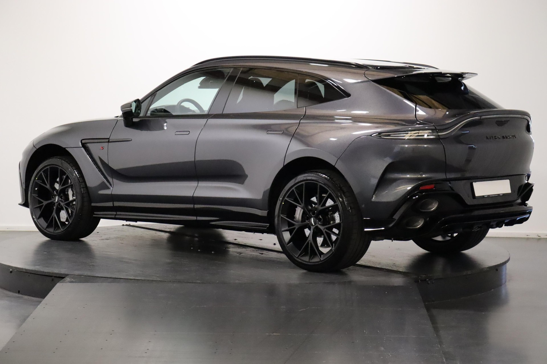 ASTON MARTIN DBX S 4.0 V8 Bi-Turbo-showroom-element-2
