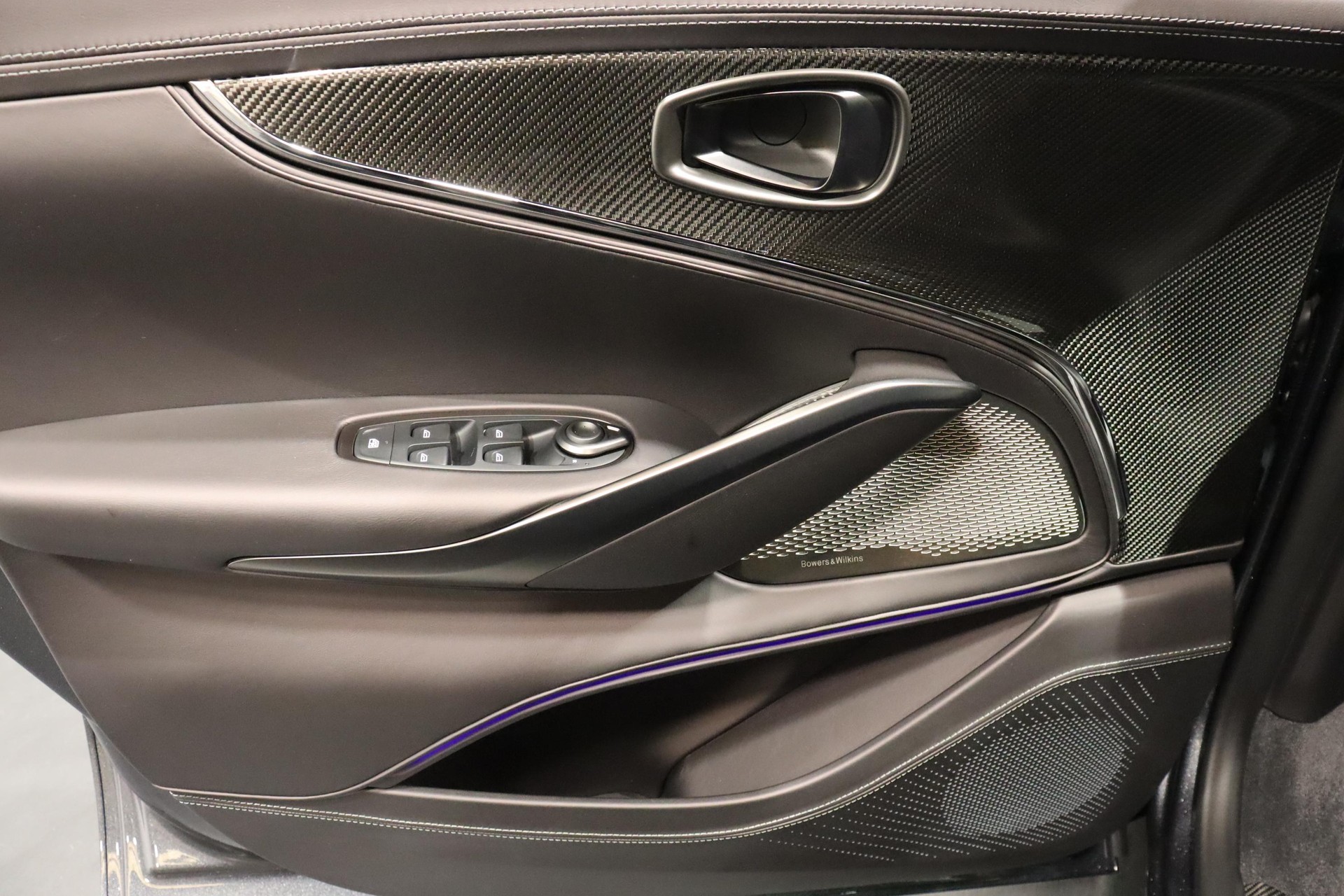 ASTON MARTIN DBX S 4.0 V8 Bi-Turbo-image-21