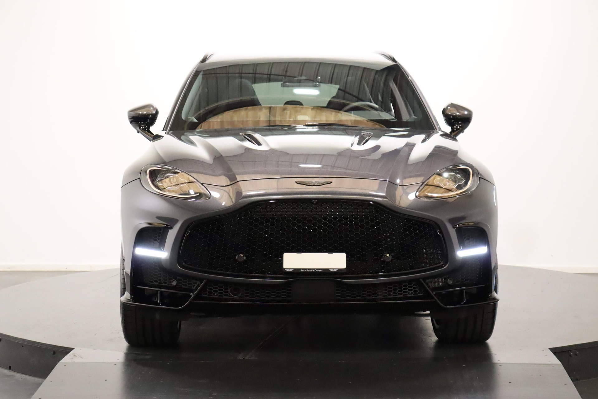 ASTON MARTIN DBX S 4.0 V8 Bi-Turbo-showroom-element-1