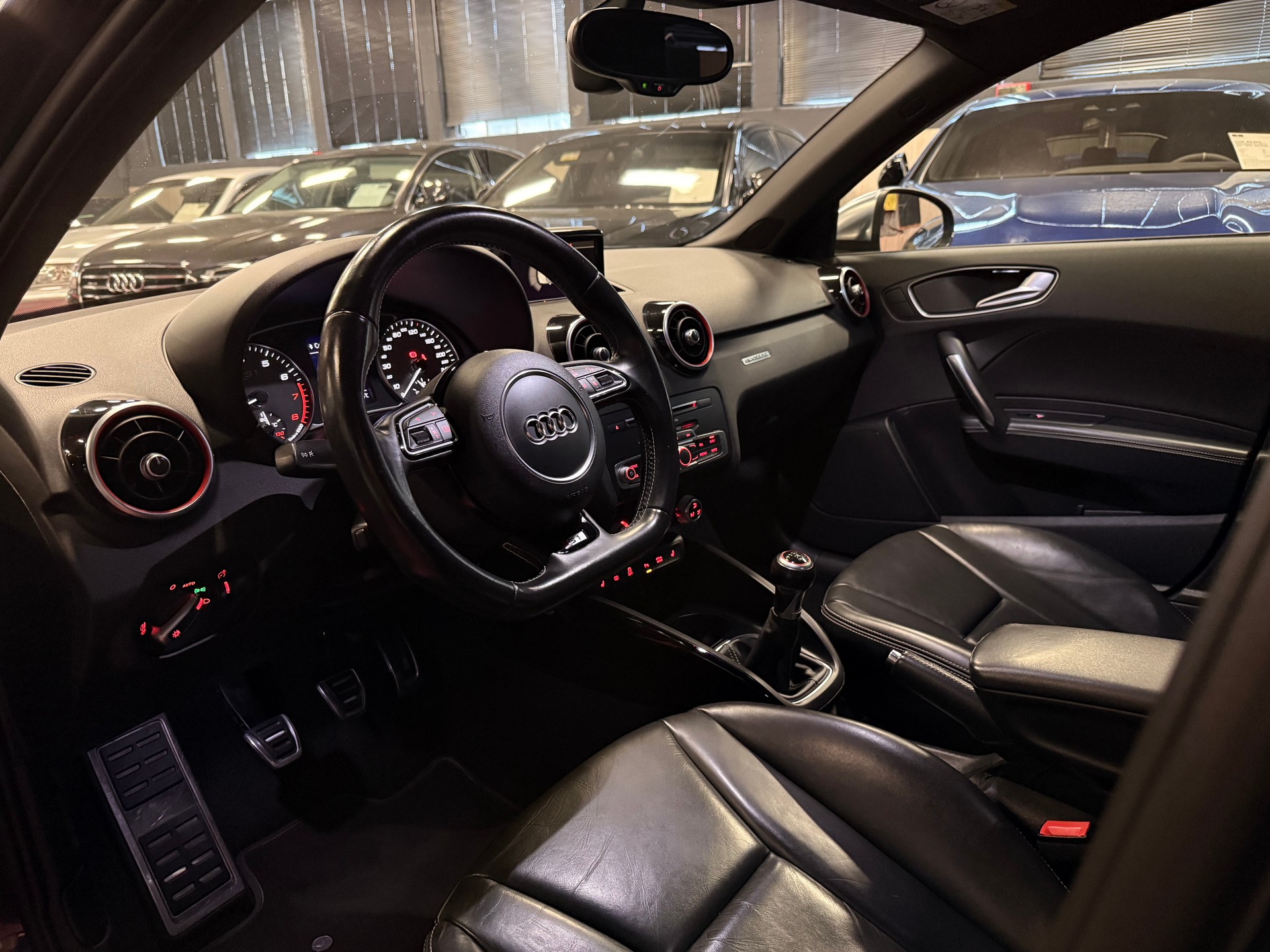 AUDI S1 Sportback 2.0 TFSI Sport quattro-image-11