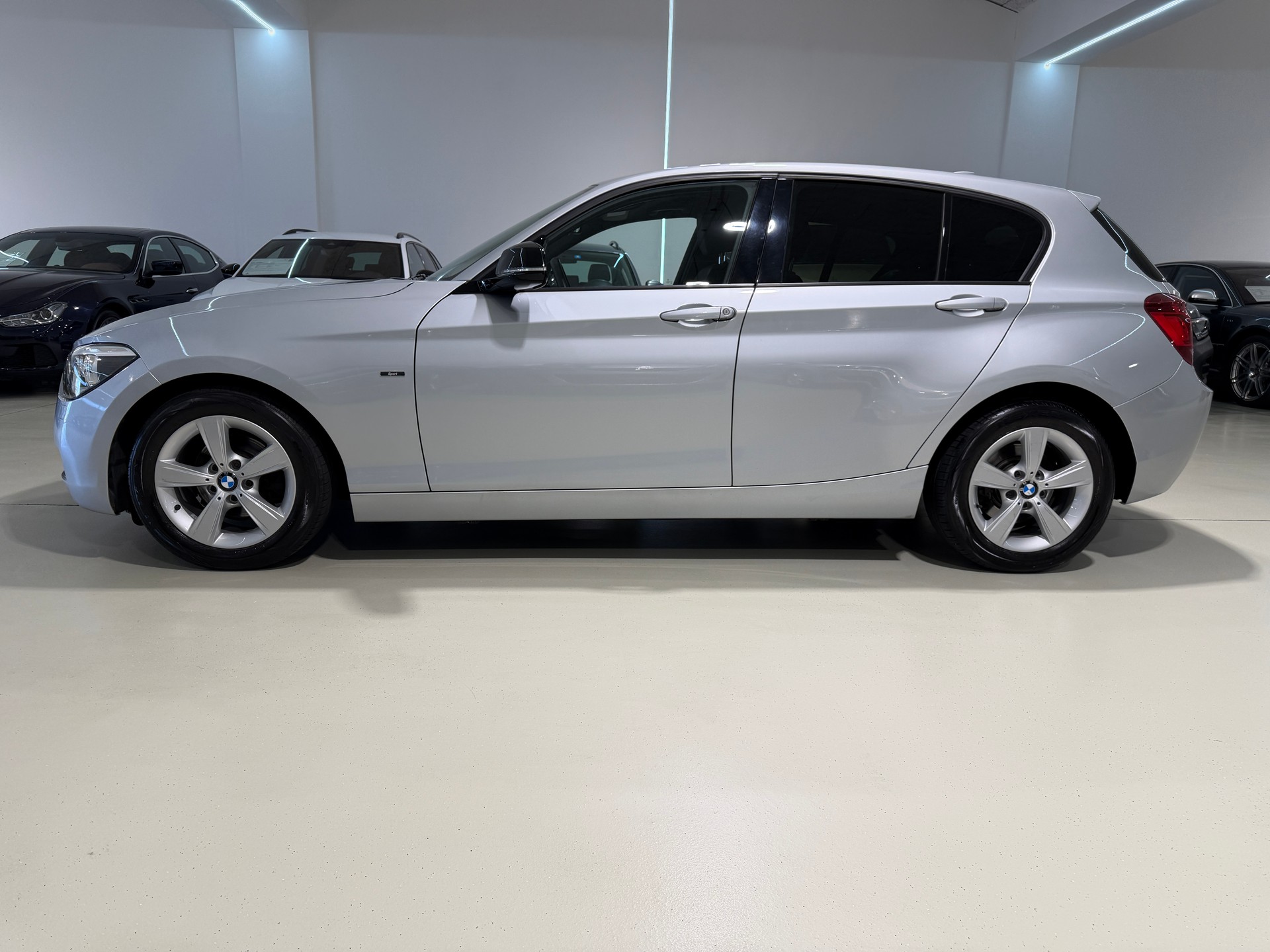 BMW 116i Sport Line-showroom-element-3