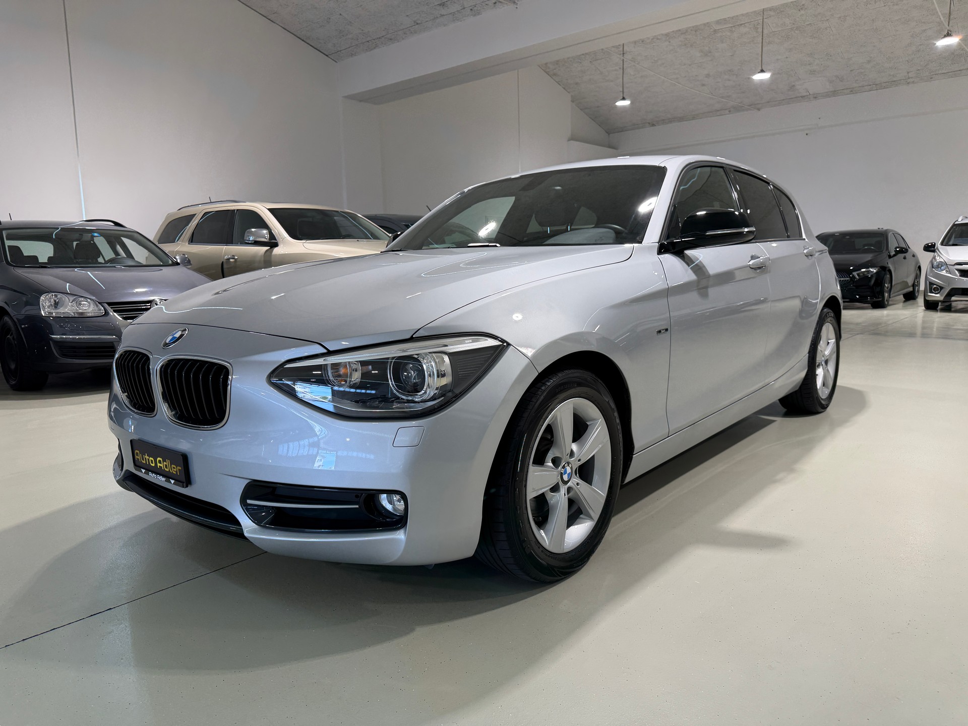 BMW 116i Sport Line-showroom-element-1