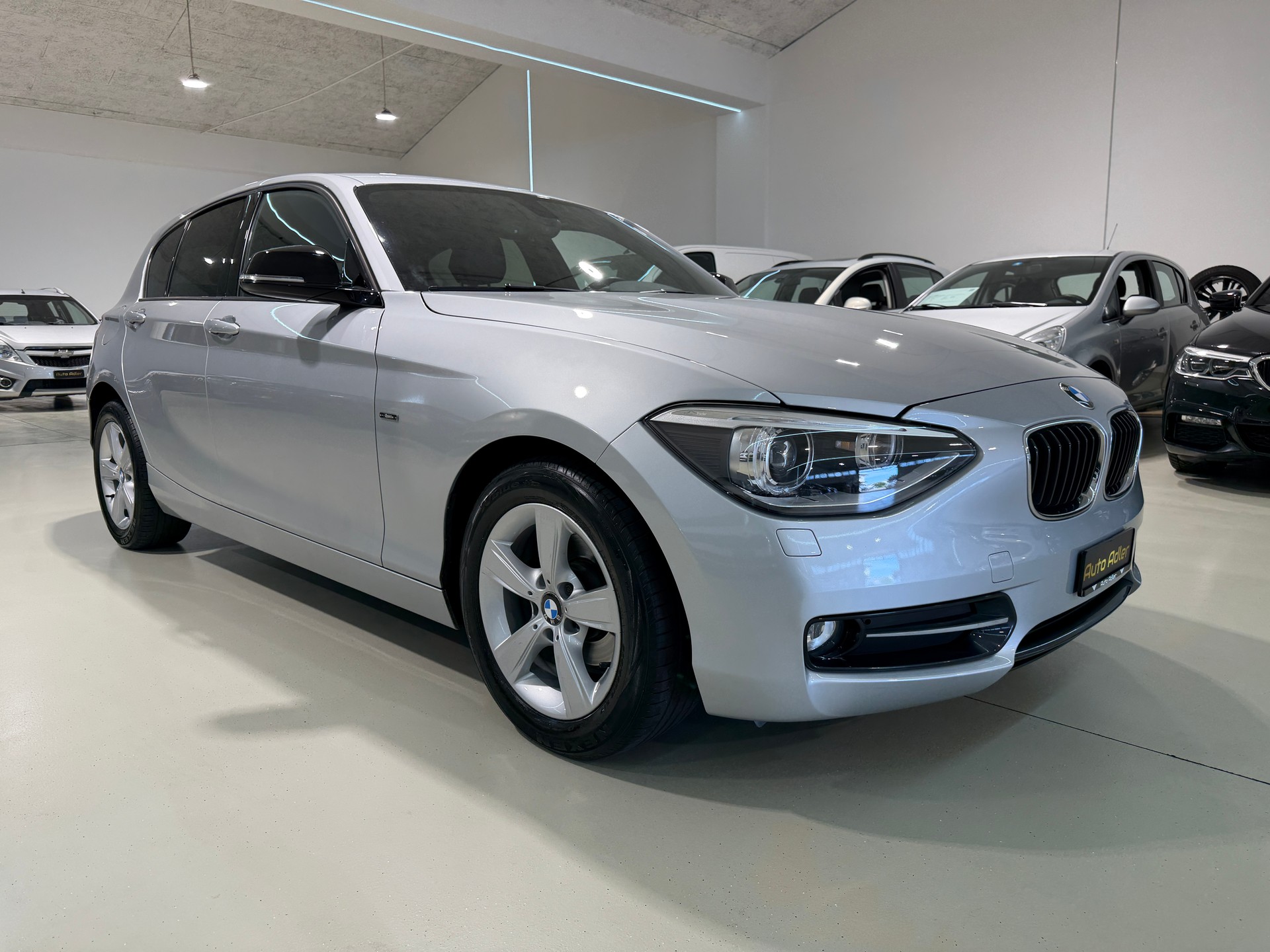 BMW 116i Sport Line-showroom-element-2