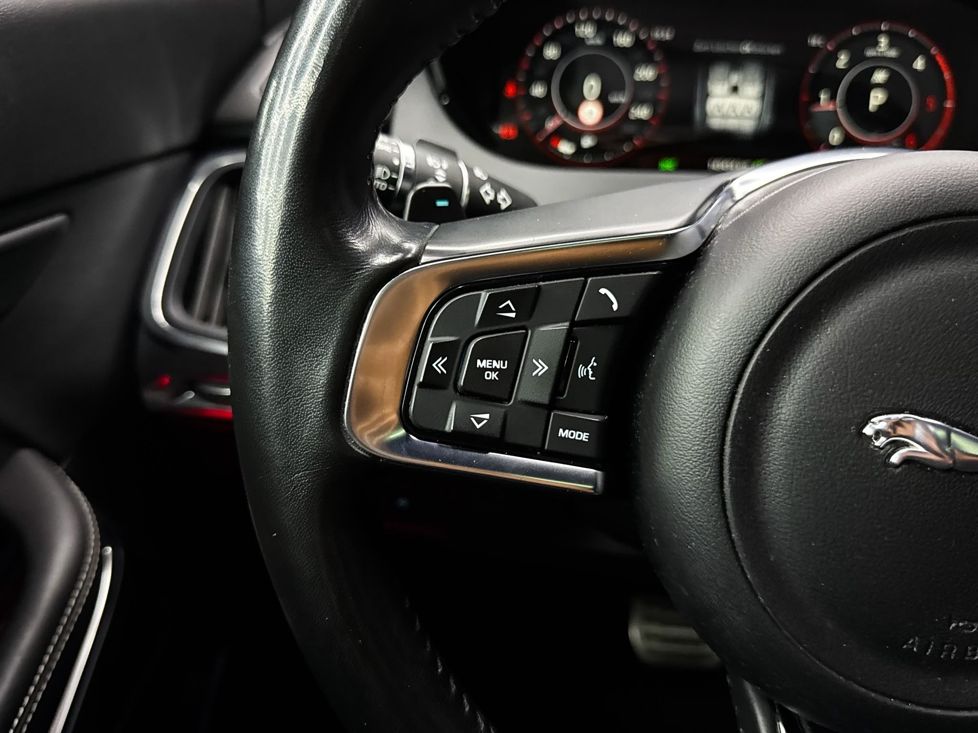 JAGUAR E-Pace 2.0d D240 R-Dynamic SE AWD Automatik-image-11