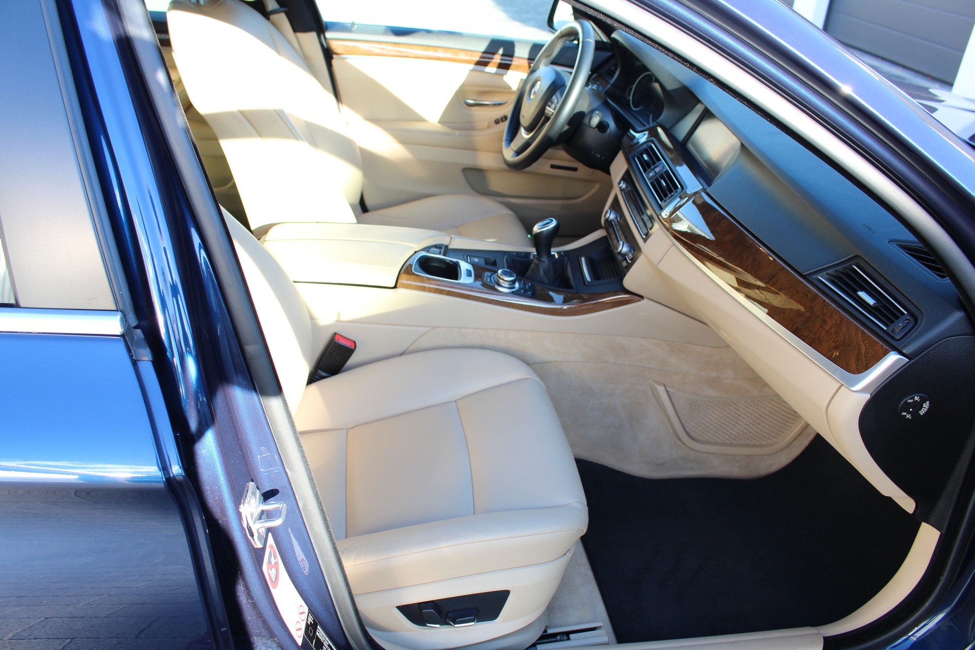 BMW 535i / 6-Gang Schalter ab Werk / 306PS / Weltweit sehr selten / Garantie / Alle Service bei BMW / Neu ab MFK / Sammler Liebhaber-image-8