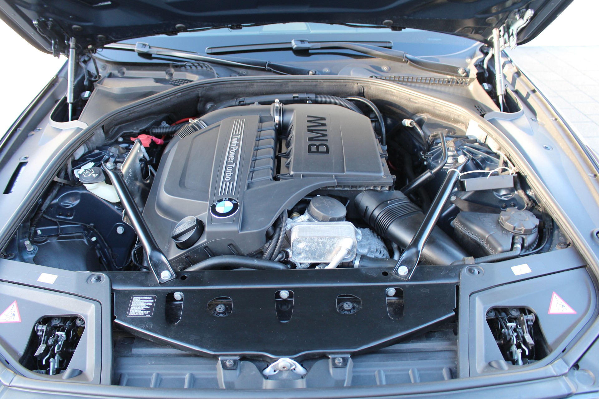 BMW 535i / 6-Gang Schalter ab Werk / 306PS / Weltweit sehr selten / Garantie / Alle Service bei BMW / Neu ab MFK / Sammler Liebhaber-image-14