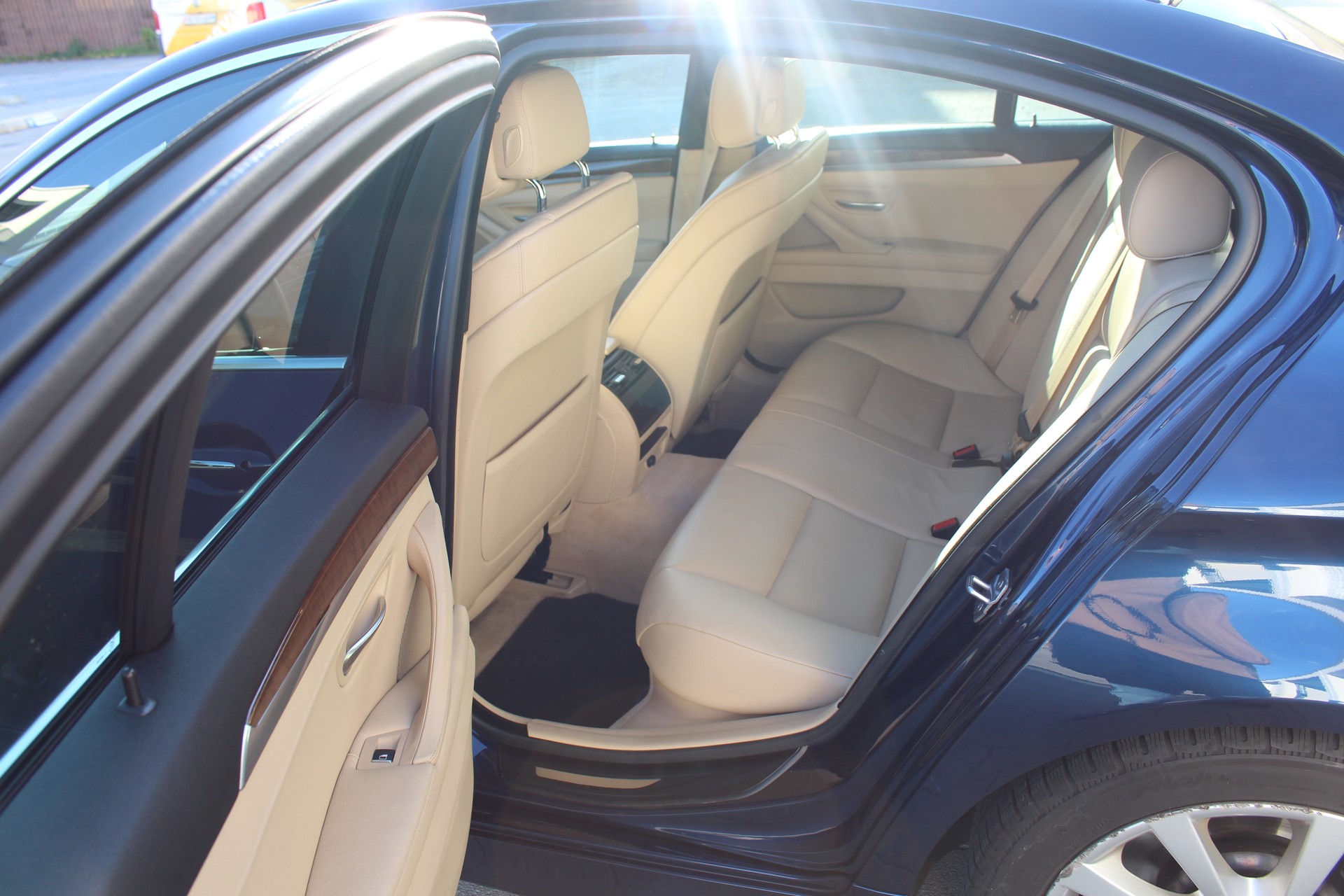 BMW 535i / 6-Gang Schalter ab Werk / 306PS / Weltweit sehr selten / Garantie / Alle Service bei BMW / Neu ab MFK / Sammler Liebhaber-image-7