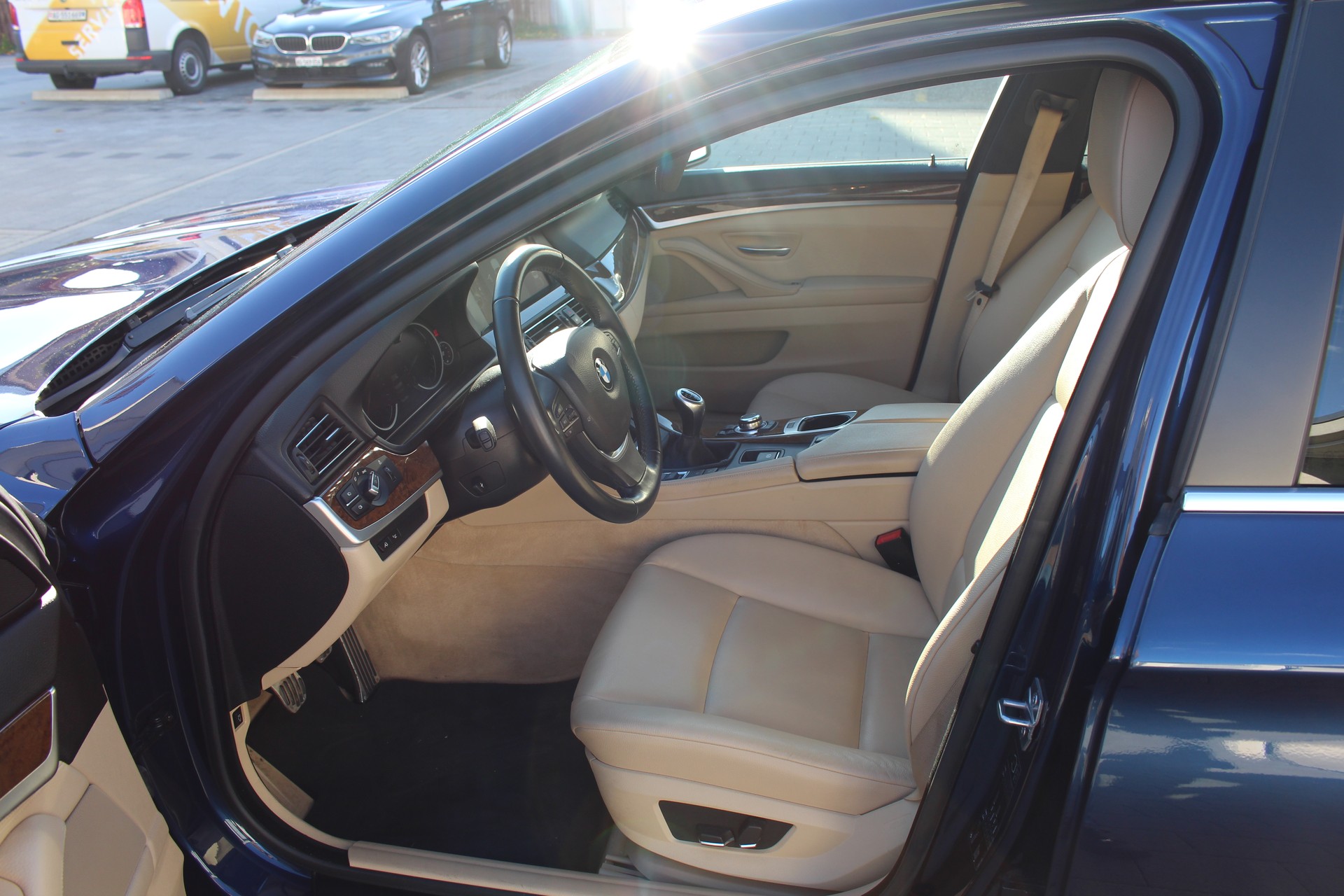 BMW 535i / 6-Gang Schalter ab Werk / 306PS / Weltweit sehr selten / Garantie / Alle Service bei BMW / Neu ab MFK / Sammler Liebhaber-image-6