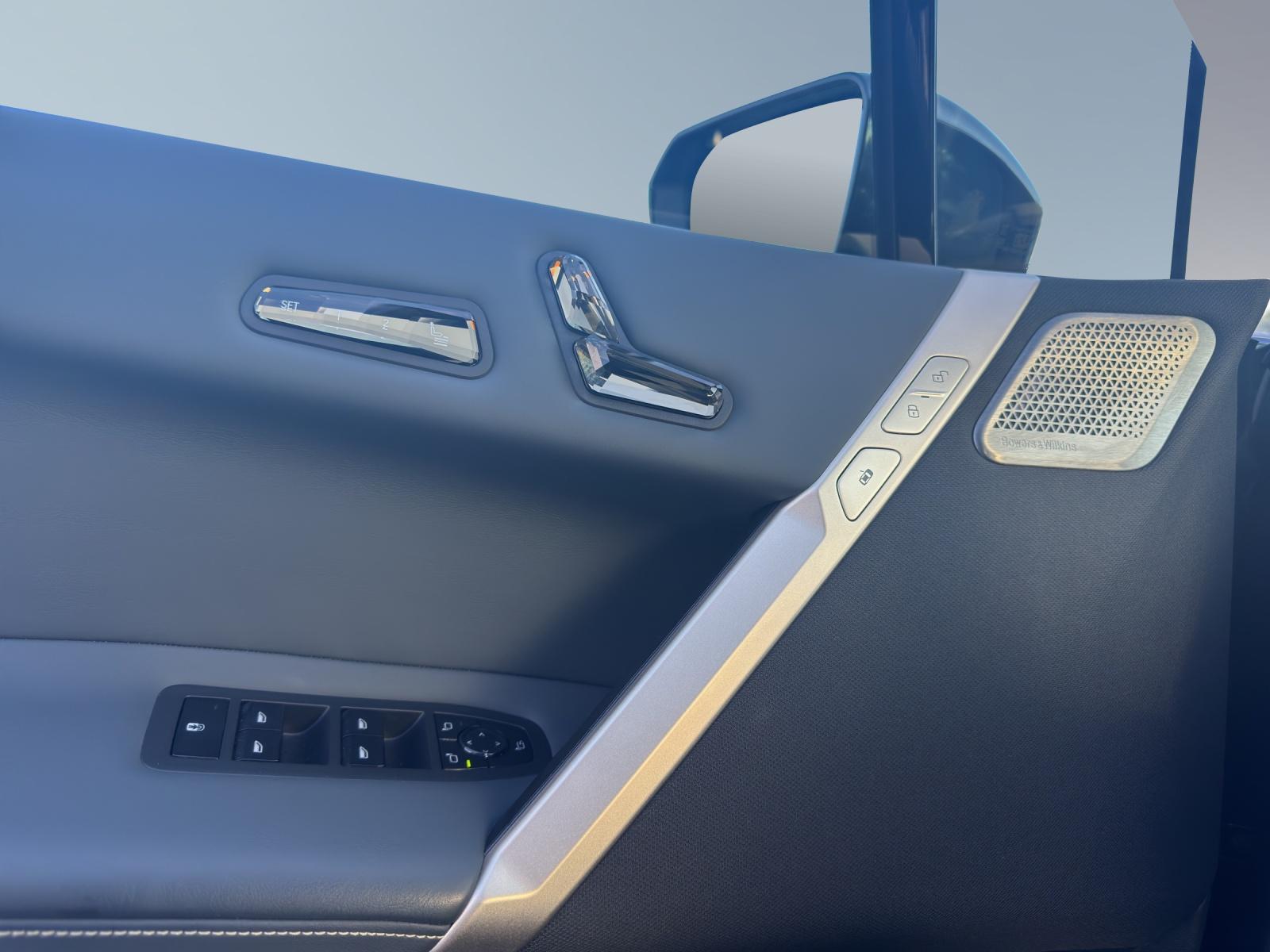 BMW iX M60-image-8