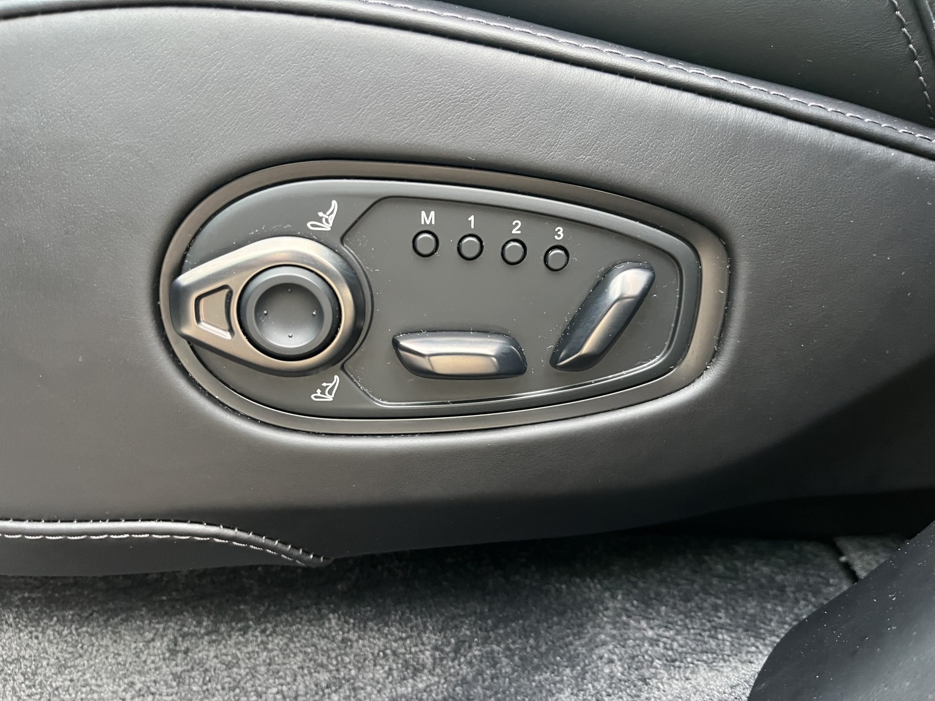 ASTON MARTIN DBX 4.0 V8 *New Modell mit 707PS*-image-18