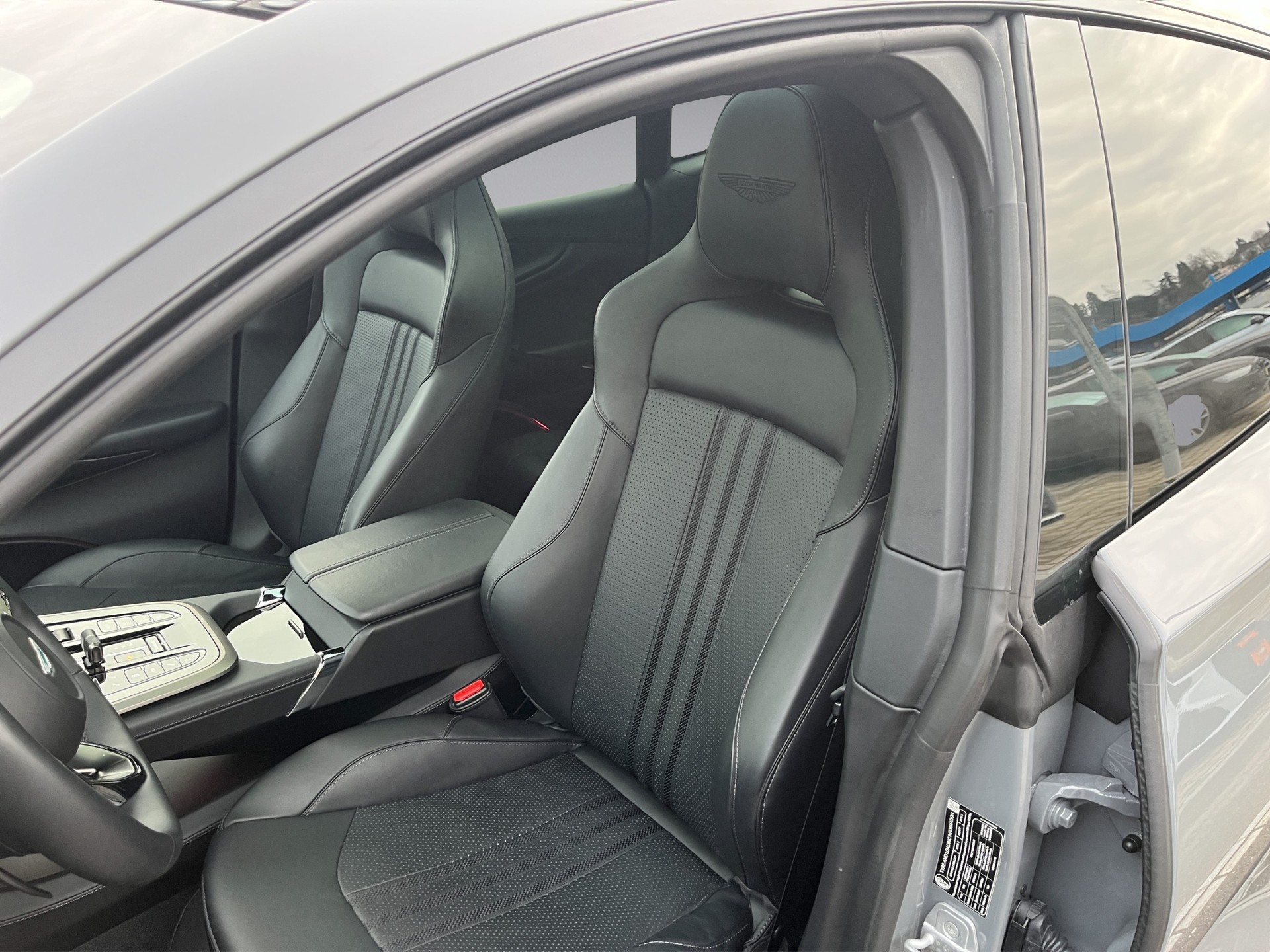 ASTON MARTIN DBX 4.0 V8 *New Modell mit 707PS*-image-10