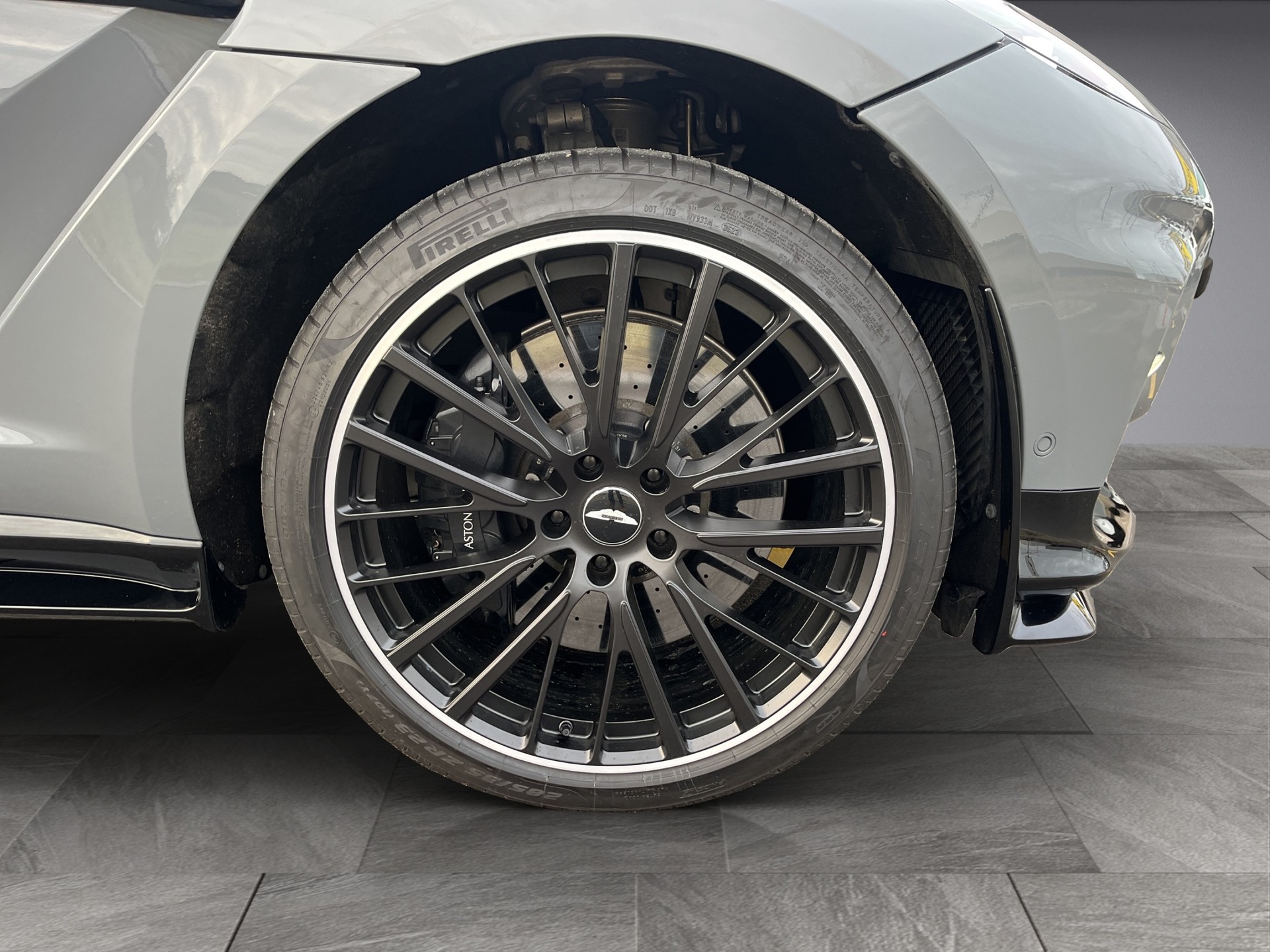 ASTON MARTIN DBX 4.0 V8 *New Modell mit 707PS*-image-16