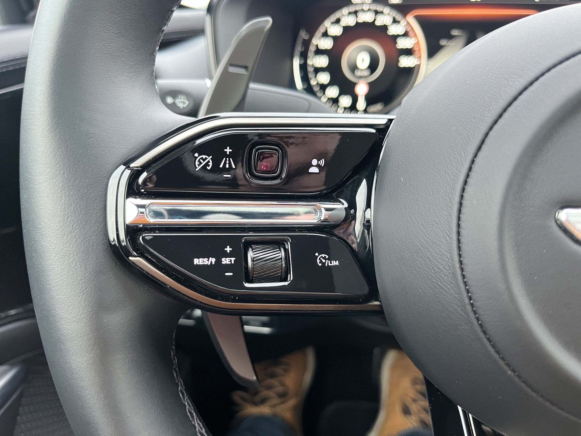 ASTON MARTIN DBX 4.0 V8 *New Modell mit 707PS*-image-26