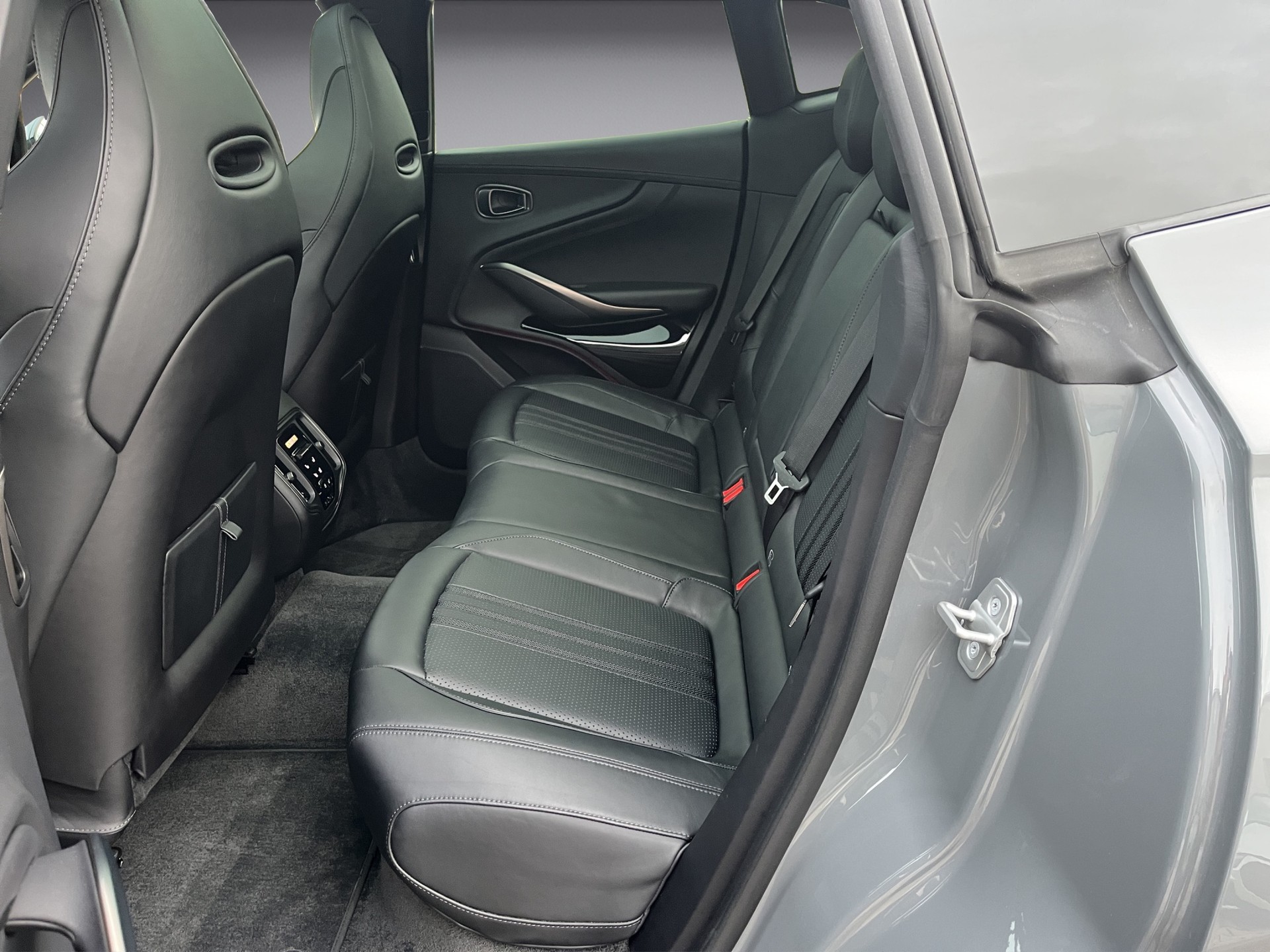 ASTON MARTIN DBX 4.0 V8 *New Modell mit 707PS*-image-11