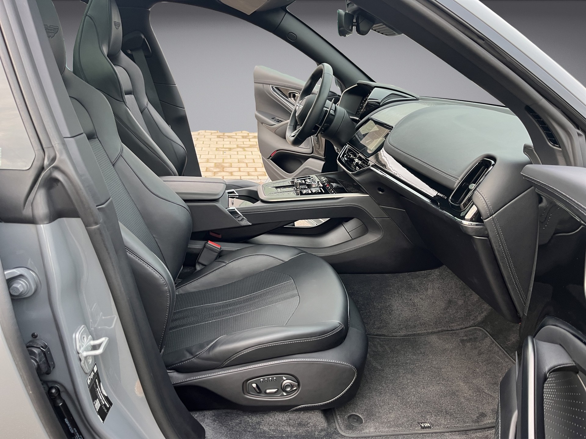 ASTON MARTIN DBX 4.0 V8 *New Modell mit 707PS*-image-17