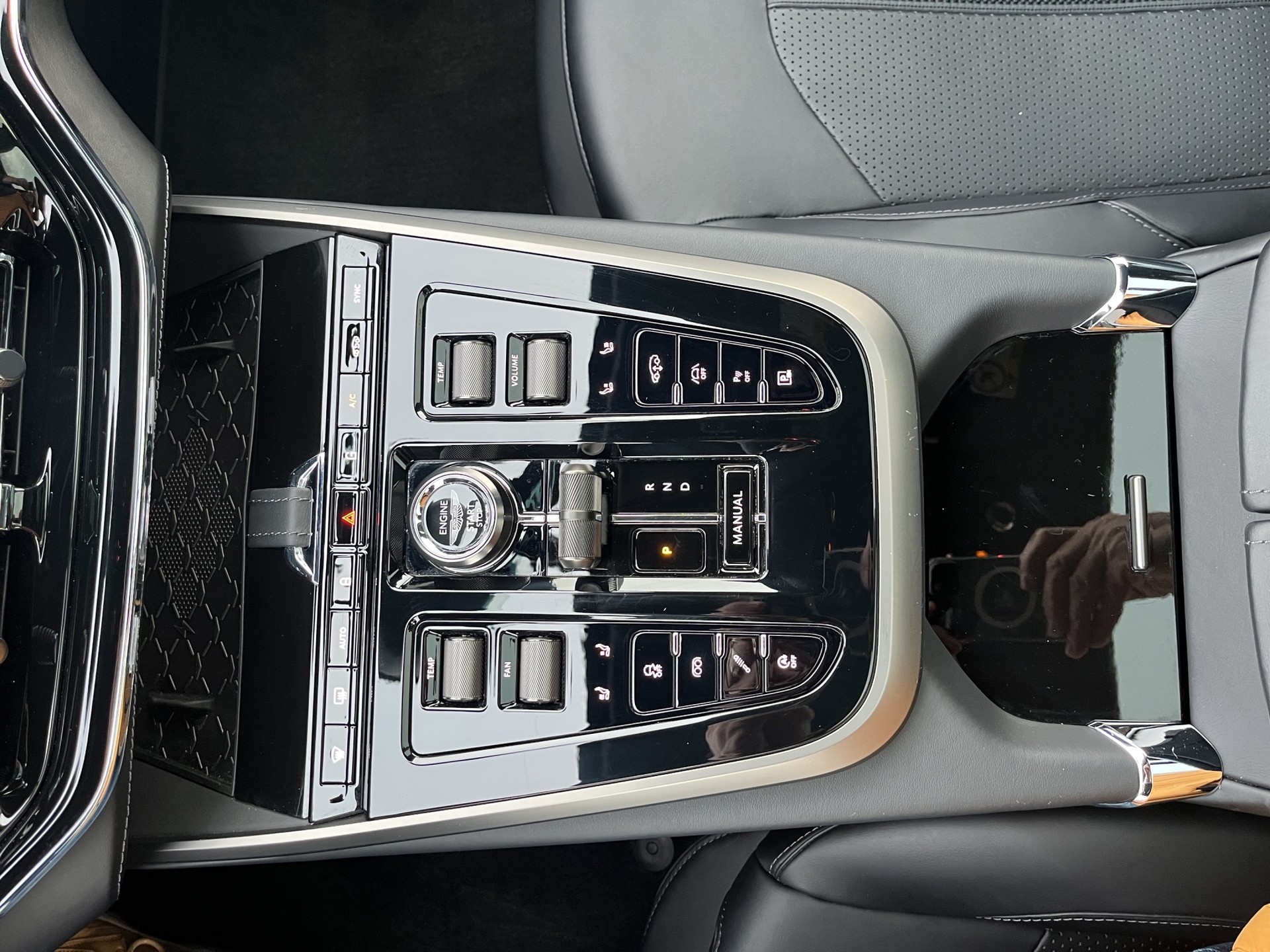 ASTON MARTIN DBX 4.0 V8 *New Modell mit 707PS*-image-22