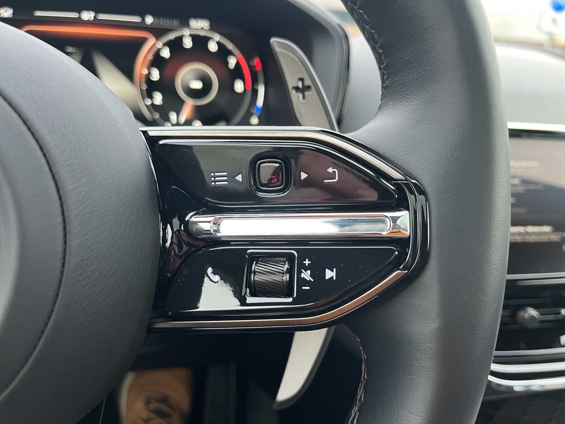 ASTON MARTIN DBX 4.0 V8 *New Modell mit 707PS*-image-27