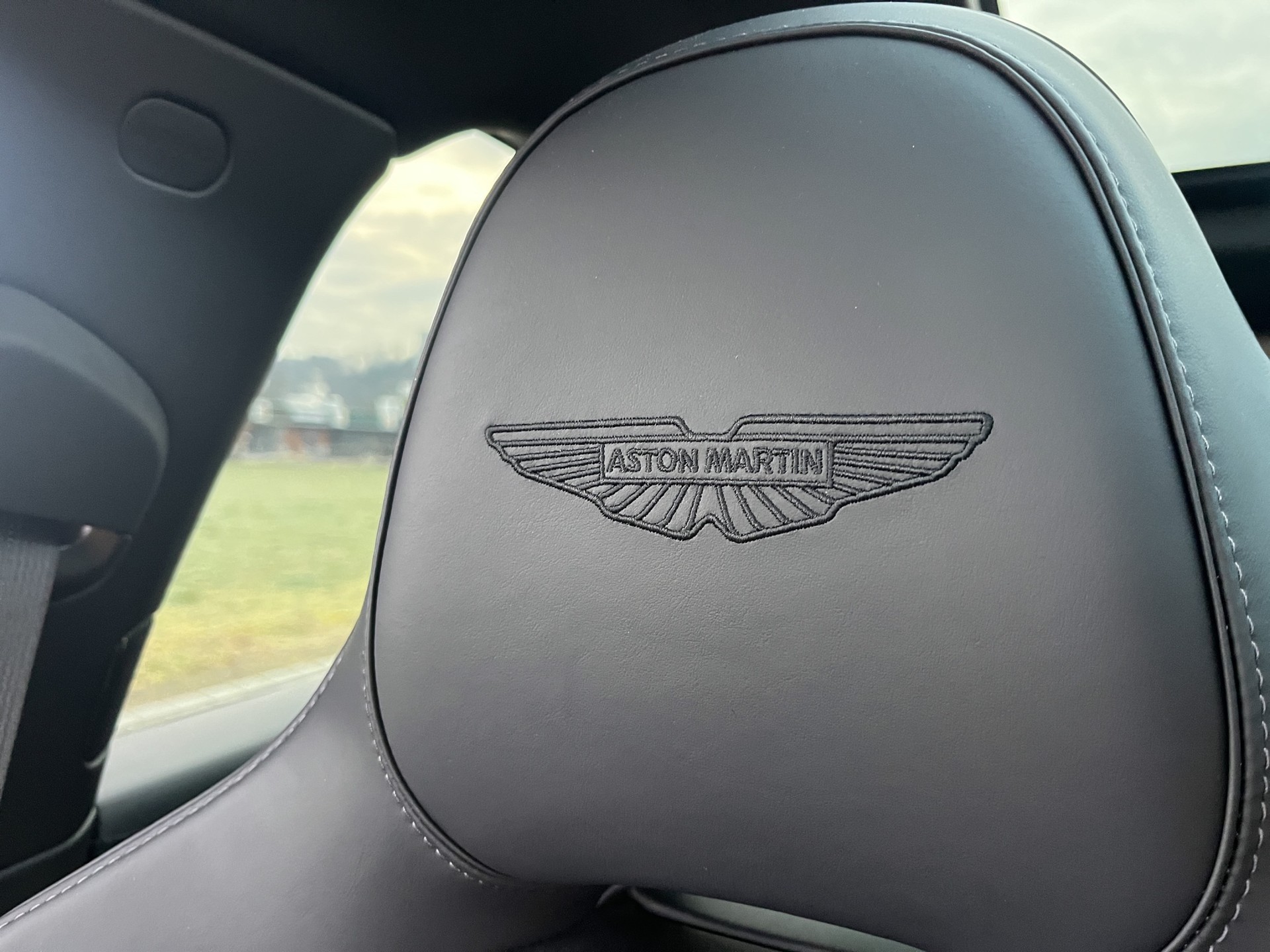 ASTON MARTIN DBX 4.0 V8 *New Modell mit 707PS*-image-30