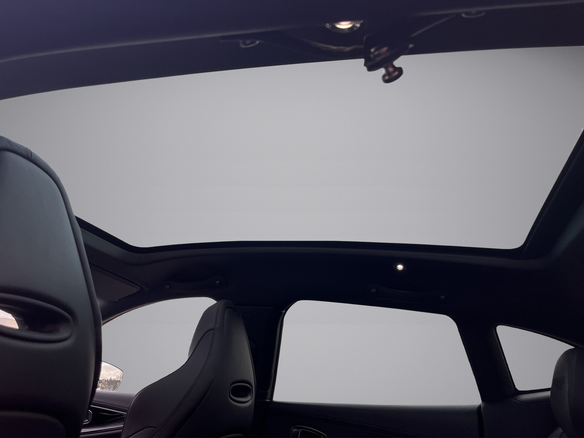 ASTON MARTIN DBX 4.0 V8 *New Modell mit 707PS*-image-13