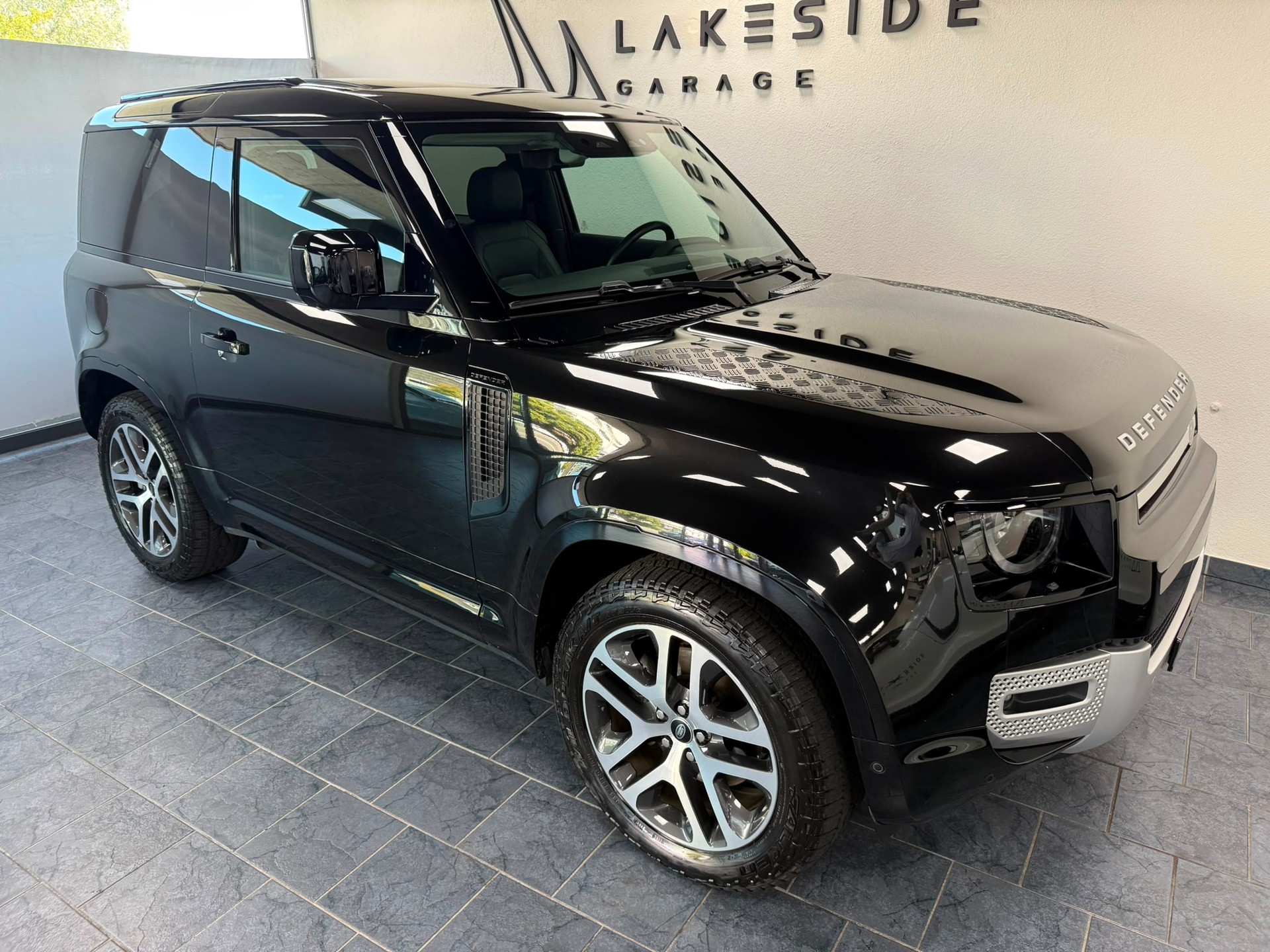 LAND ROVER Defender 90 3.0D I6 250 XS AT8-showroom-element-2