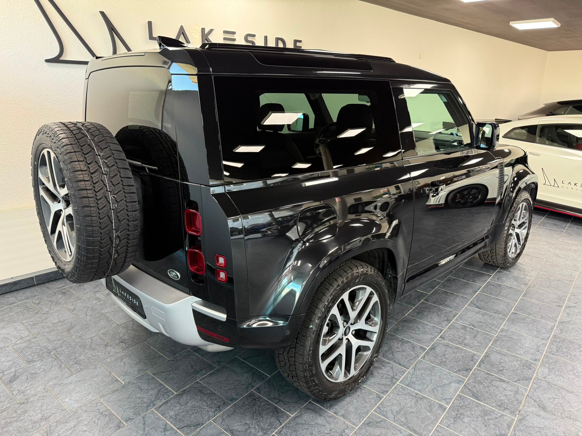 LAND ROVER Defender 90 3.0D I6 250 XS AT8-showroom-element-3