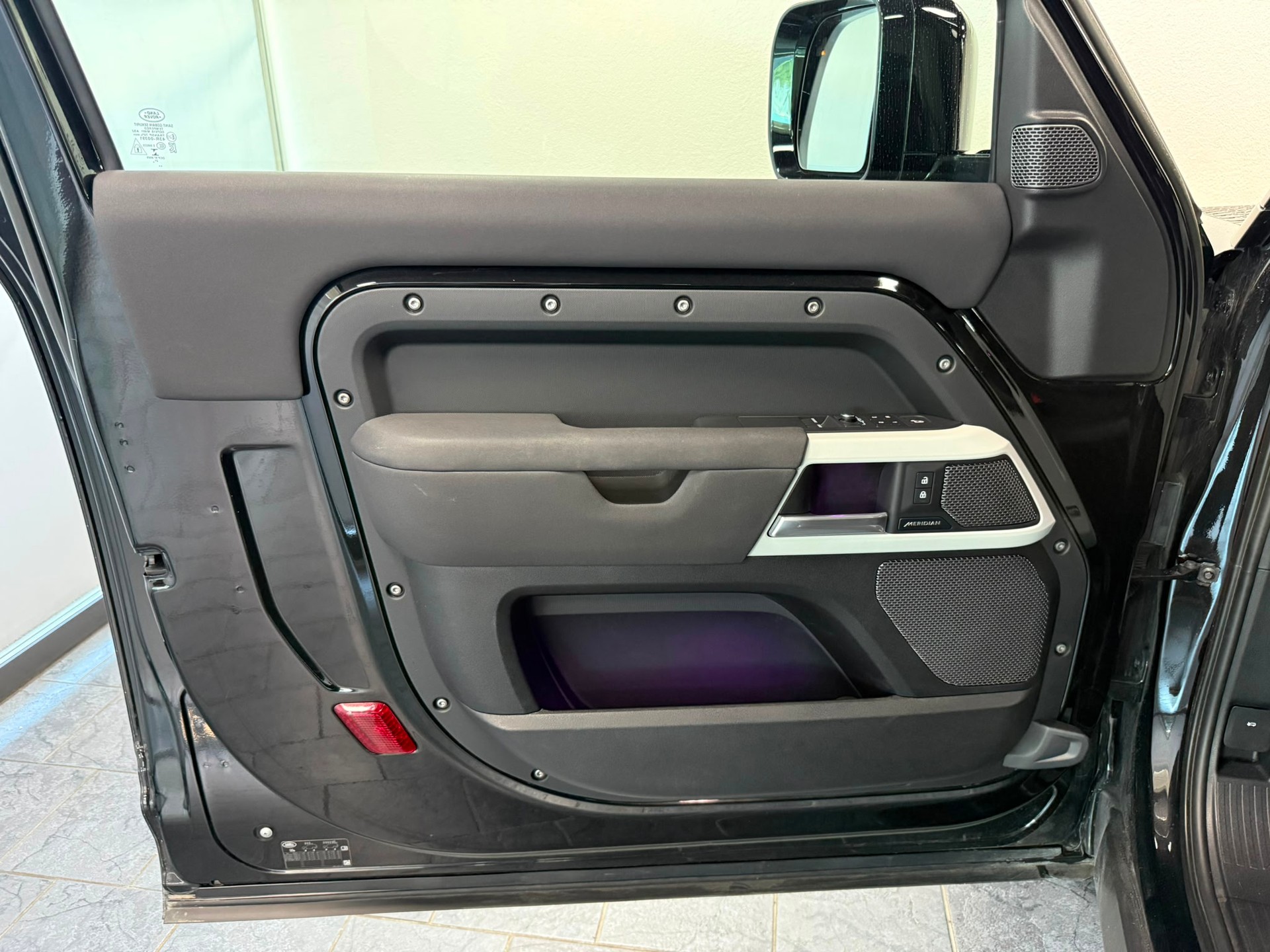 LAND ROVER Defender 90 3.0D I6 250 XS AT8-image-10
