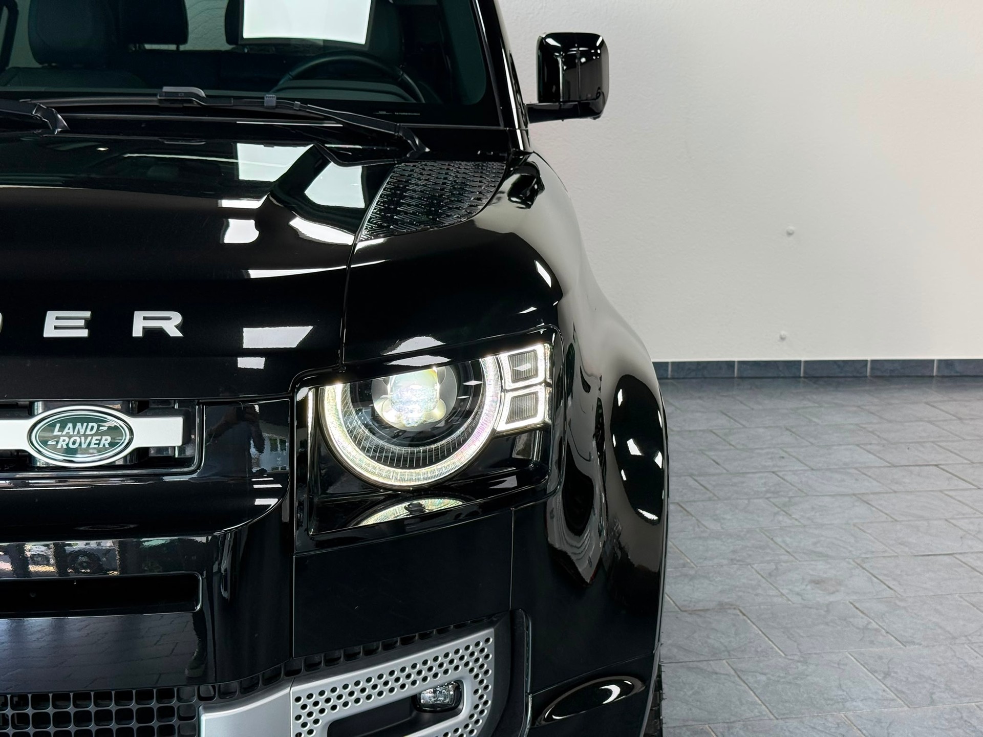 LAND ROVER Defender 90 3.0D I6 250 XS AT8-image-8