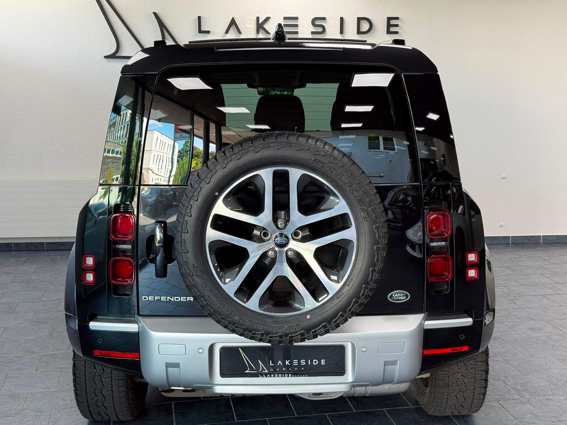 LAND ROVER Defender 90 3.0D I6 250 XS AT8-image-4