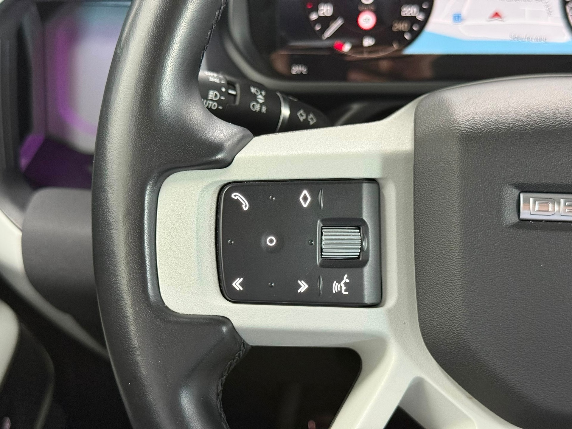 LAND ROVER Defender 90 3.0D I6 250 XS AT8-image-15