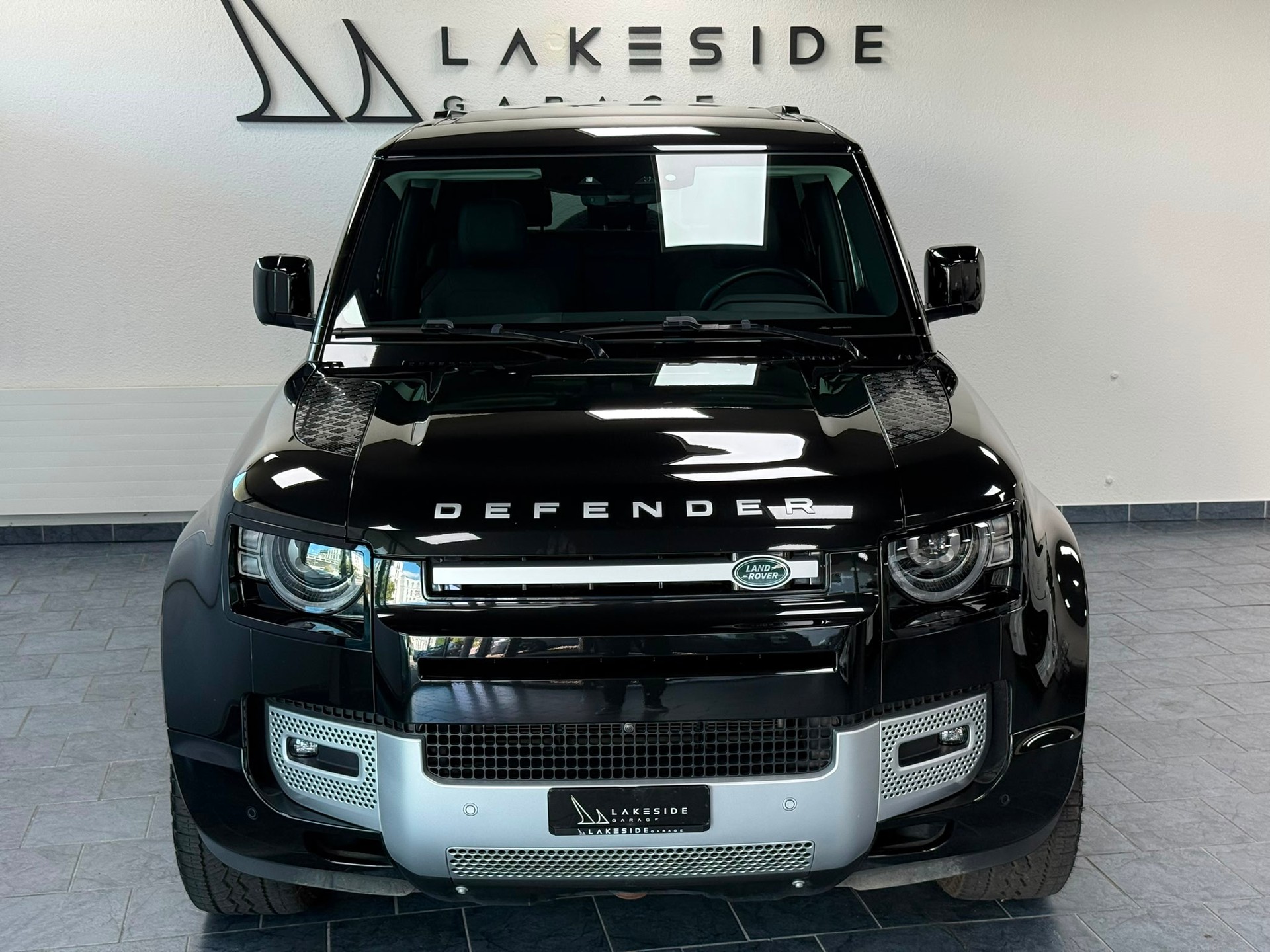 LAND ROVER Defender 90 3.0D I6 250 XS AT8-showroom-element-1