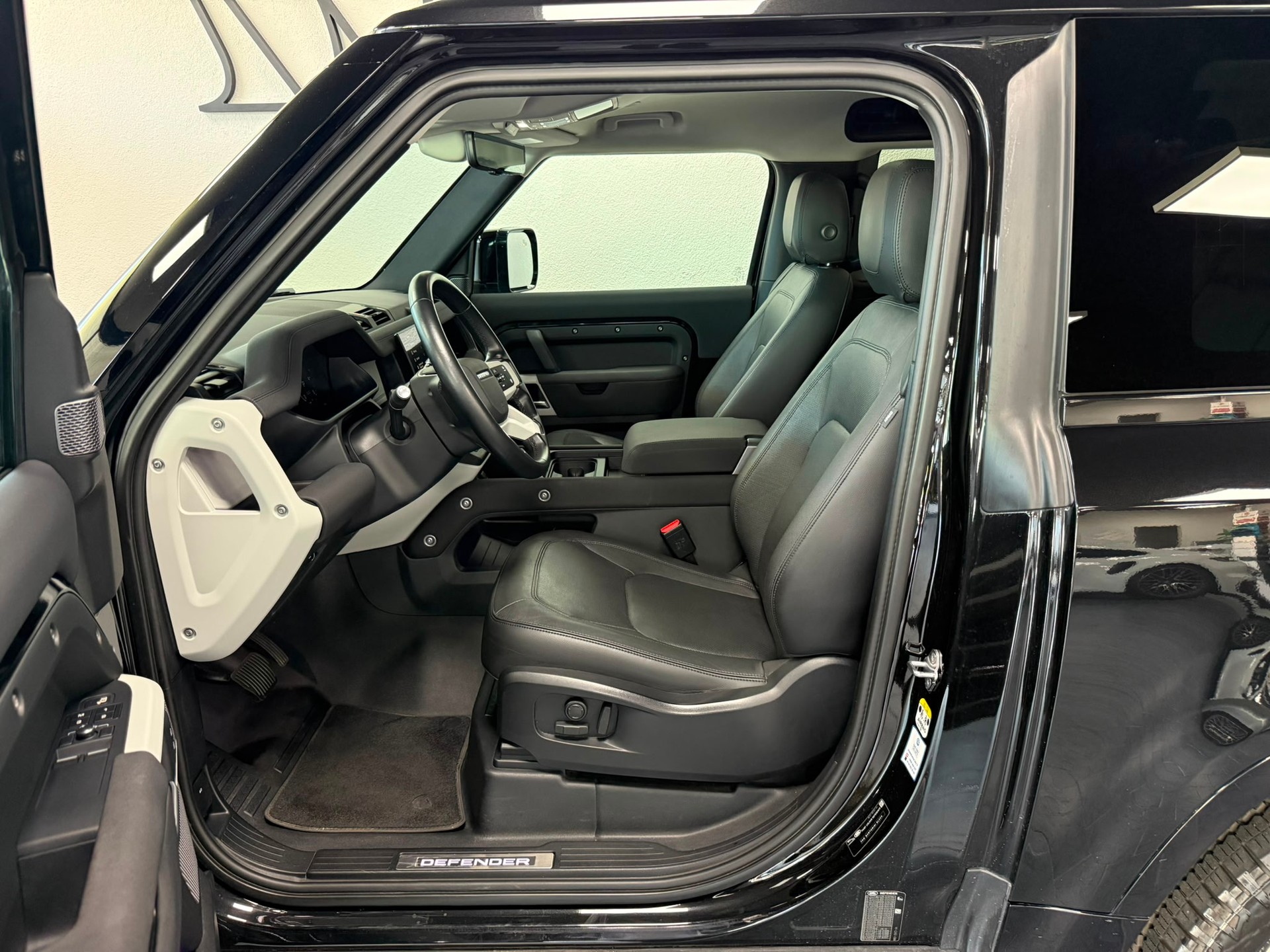 LAND ROVER Defender 90 3.0D I6 250 XS AT8-image-9