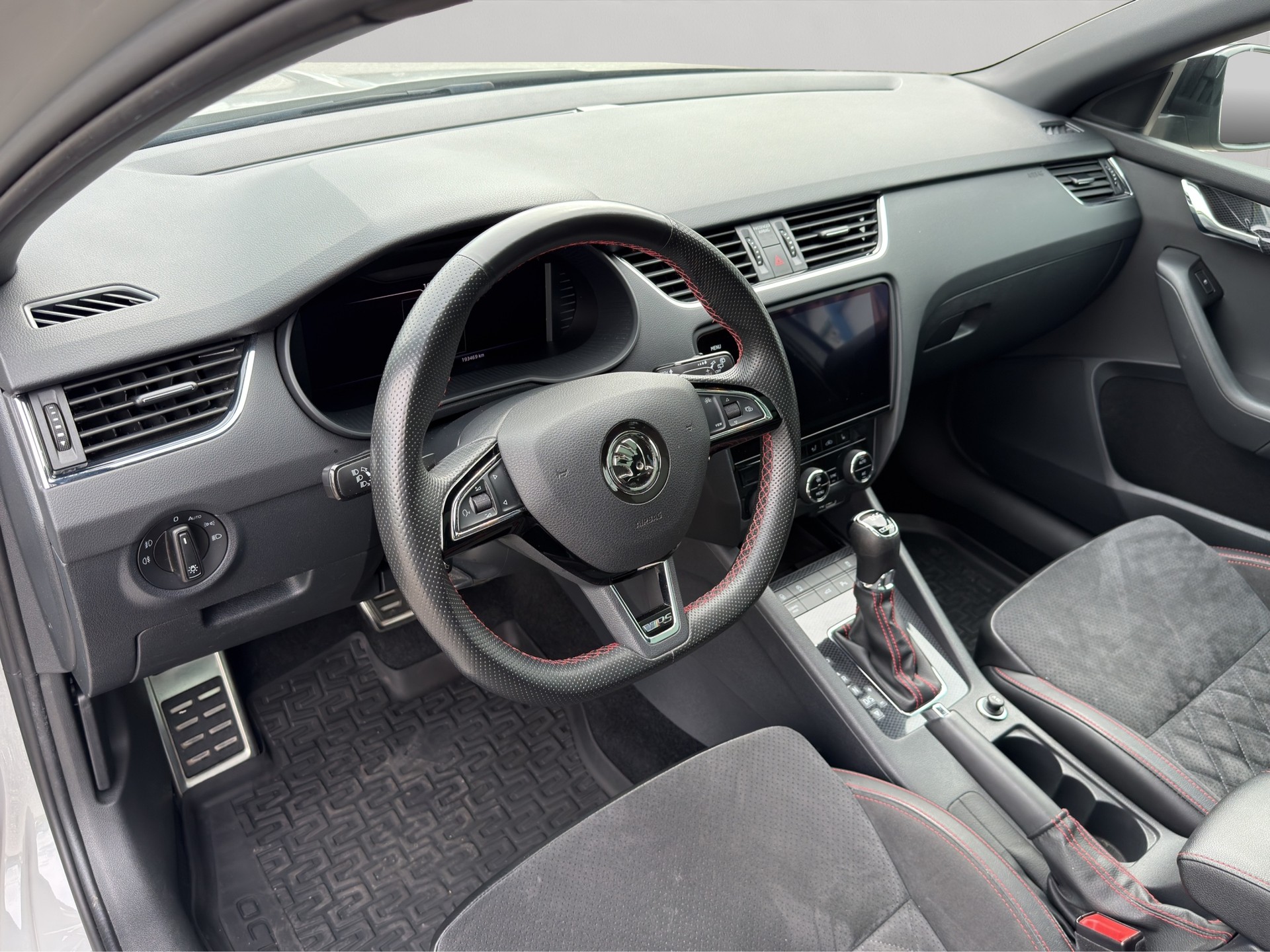 SKODA Octavia Combi 2.0 TDI RS 4x4 DSG-image-6
