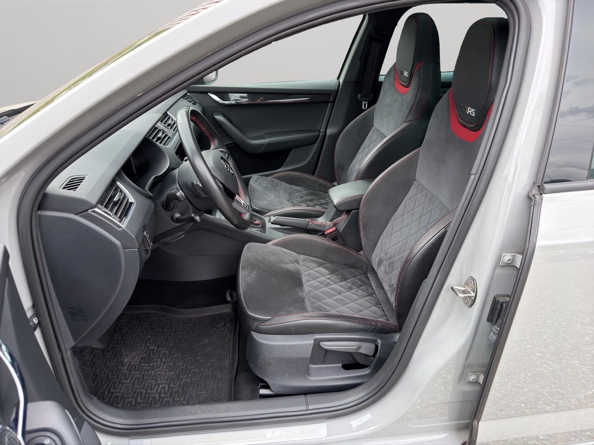 SKODA Octavia Combi 2.0 TDI RS 4x4 DSG-image-7
