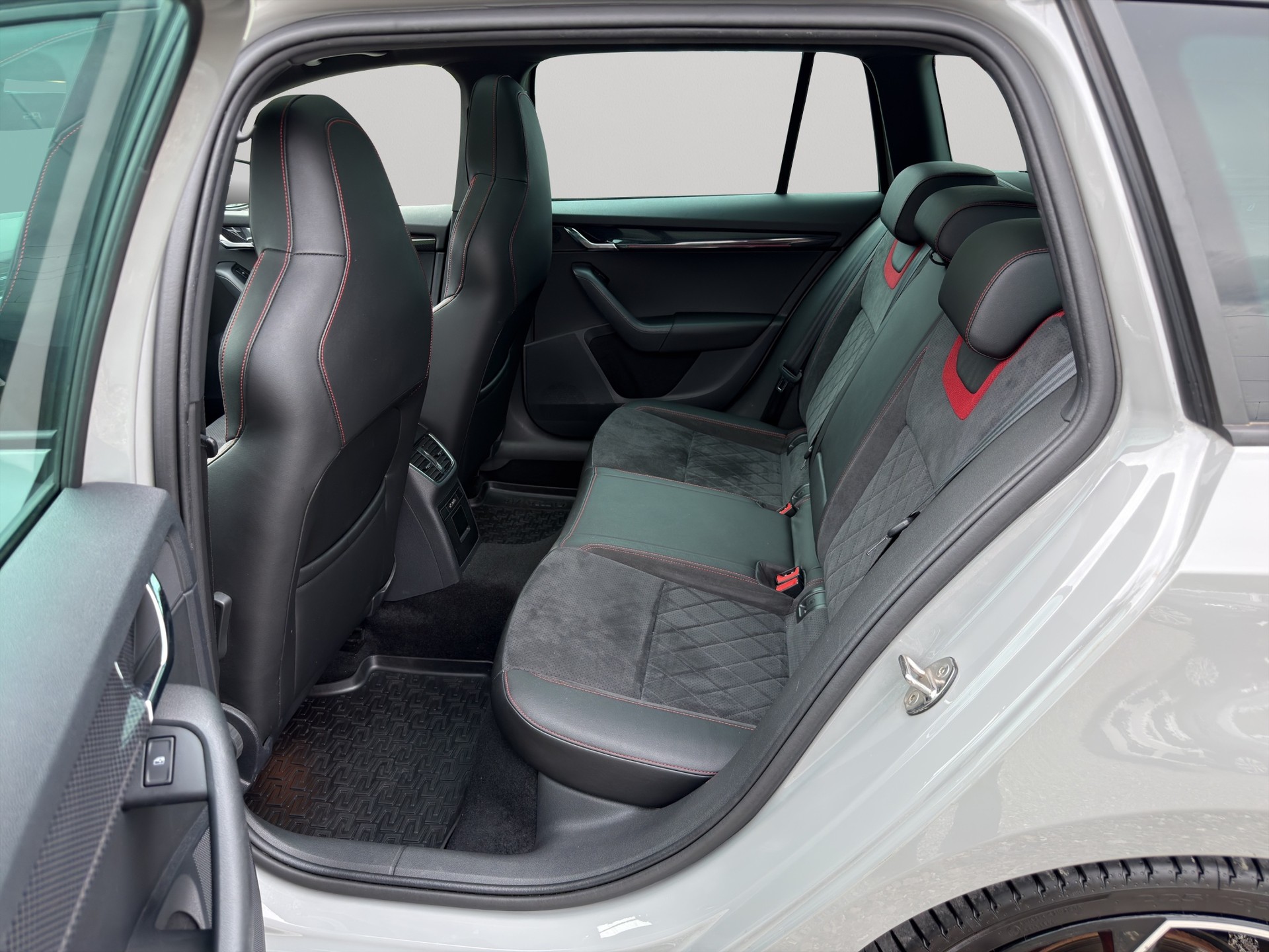 SKODA Octavia Combi 2.0 TDI RS 4x4 DSG-image-8