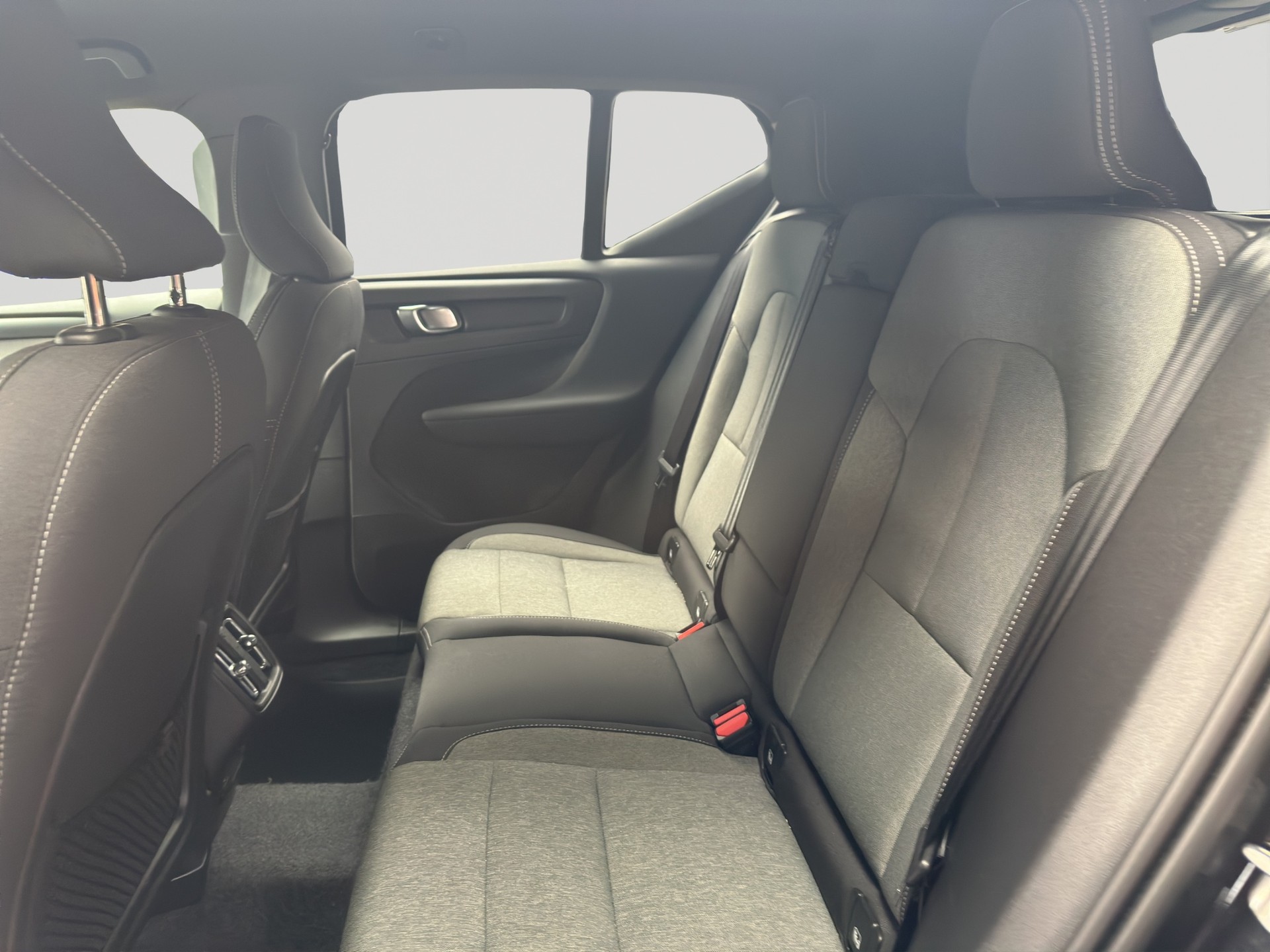 VOLVO XC40 B3 Benzin Mild Hybrid Plus Black Edition-image-7