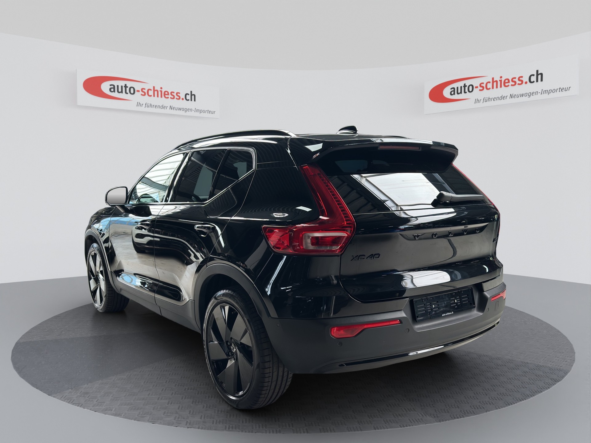 VOLVO XC40 B3 Benzin Mild Hybrid Plus Black Edition-image-2