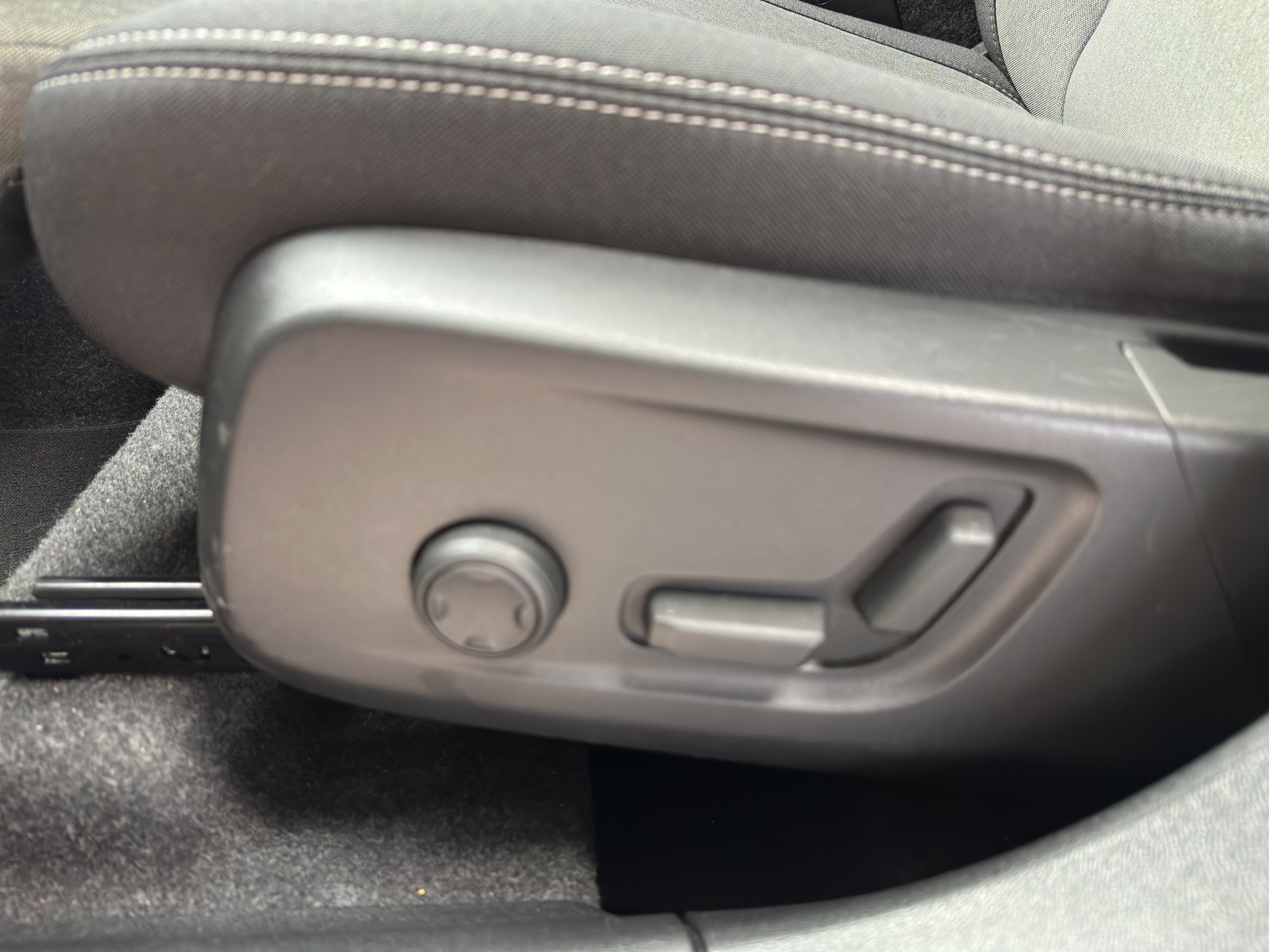 VOLVO XC40 B3 Benzin Mild Hybrid Plus Black Edition-image-9