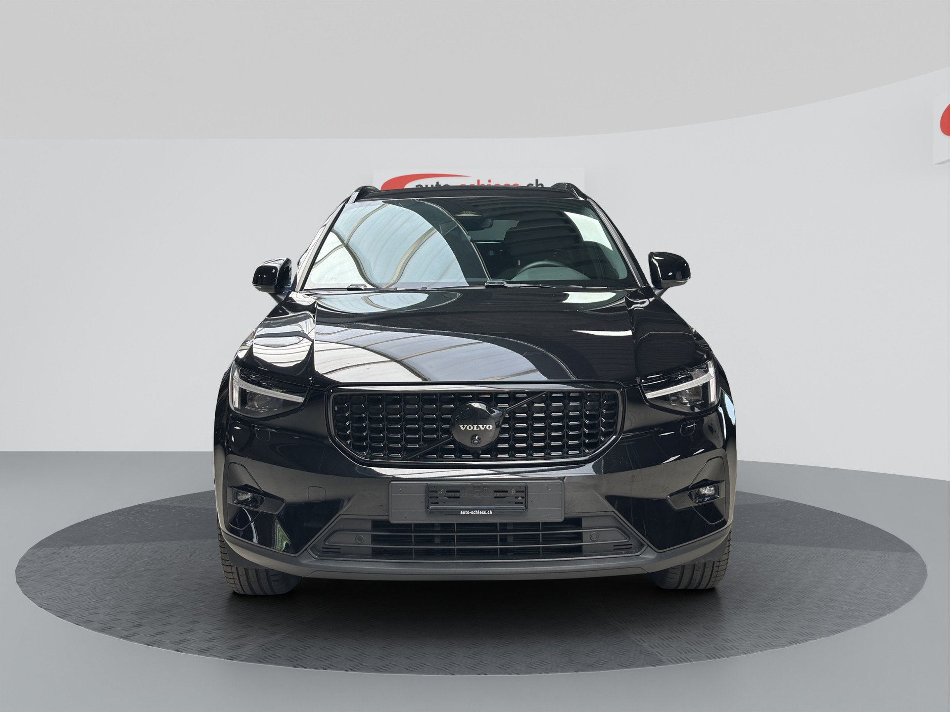 VOLVO XC40 B3 Benzin Mild Hybrid Plus Black Edition-image-1